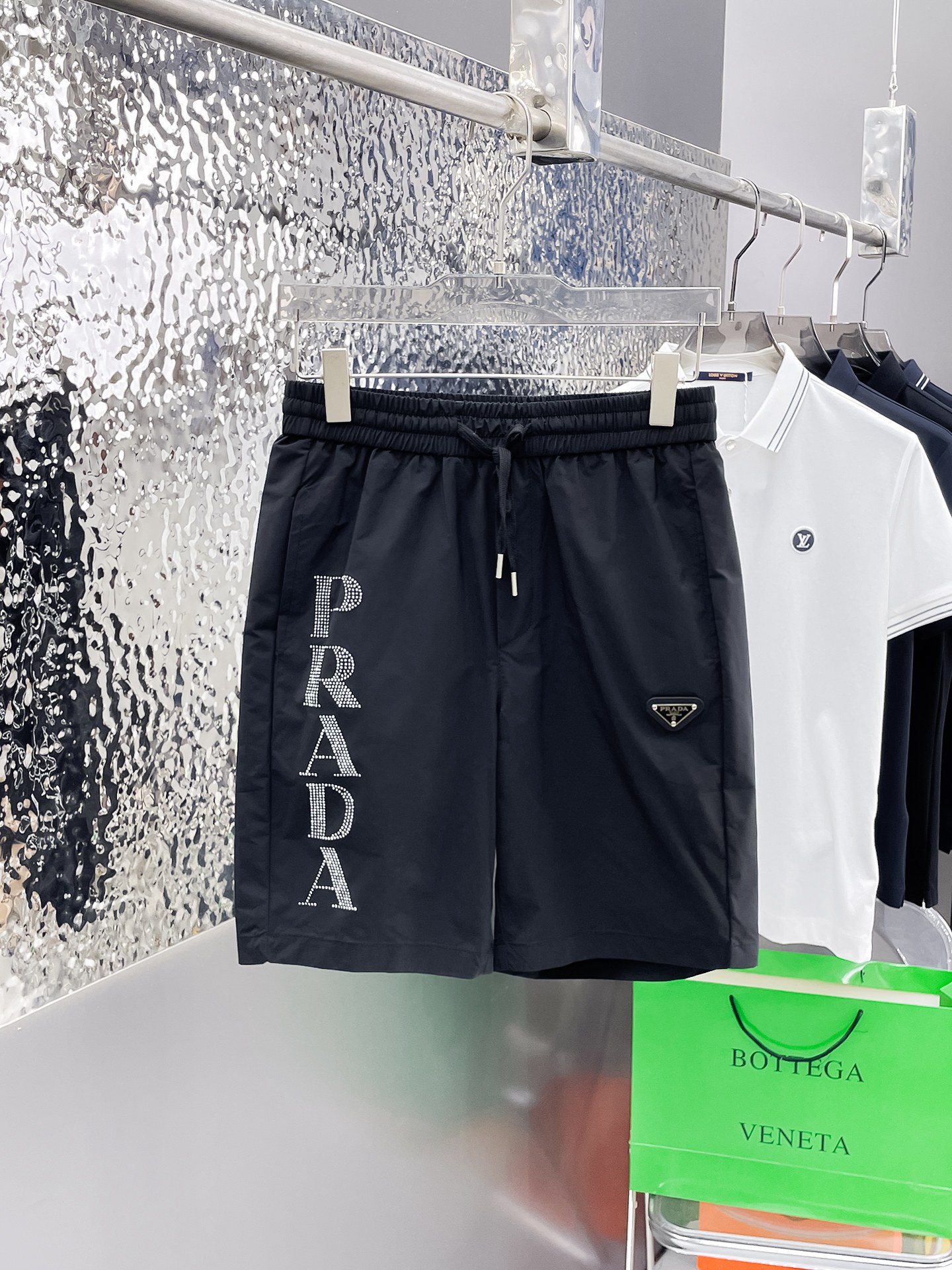NO:862767,Prada's three-standard complete 2026 summer new men's casual shorts, advanced custom-made breathable fabrics, extremely breathable, elastic and comfortable, impeccable details, top-grade accessories, original logo design concept, delicate and soft feel!  The upper body fit is awesome!  Sizes M-XXXL, please state your height and weight when ordering, prada, shorts,19860909普拉达三标齐全 2026夏季新款男士休闲短裤,高级定制面料透气面料 透气弹力舒适度极高,细节无可挑剔,顶级辅料配备,原版logo设计理念,手感细腻柔软！上身版型超赞！尺码M-XXXL下单报身高体重,,prada,shorts,,Men's clothing