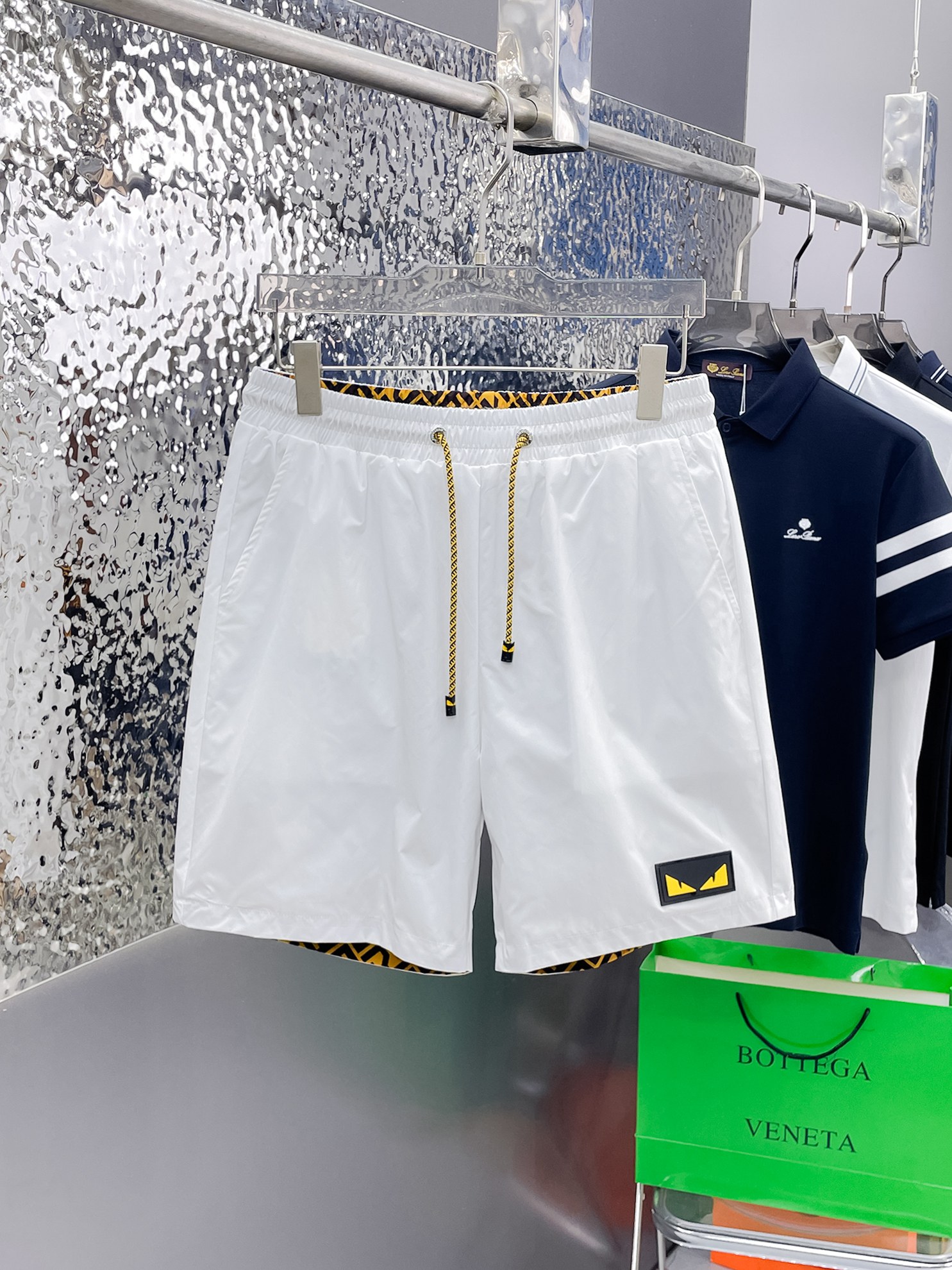 NO:862777,Fendi's three-standard complete 2026 new summer men's casual reversible shorts, advanced custom-made breathable fabrics, extremely breathable, elastic and comfortable, impeccable details, top-grade accessories, original logo design concept, delicate and soft feel!  The upper body fit is awesome!  For sizes M-XXXL, please state your height and weight when placing an order, fendi, shorts,19860909芬迪三标齐全 2026夏季新款男士休闲双面穿短裤,高级定制面料透气面料 透气弹力舒适度极高,细节无可挑剔,顶级辅料配备,原版logo设计理念,手感细腻柔软！上身版型超赞！尺码M-XXXL下单报身高体重,,fendi,shorts,,Men's clothing