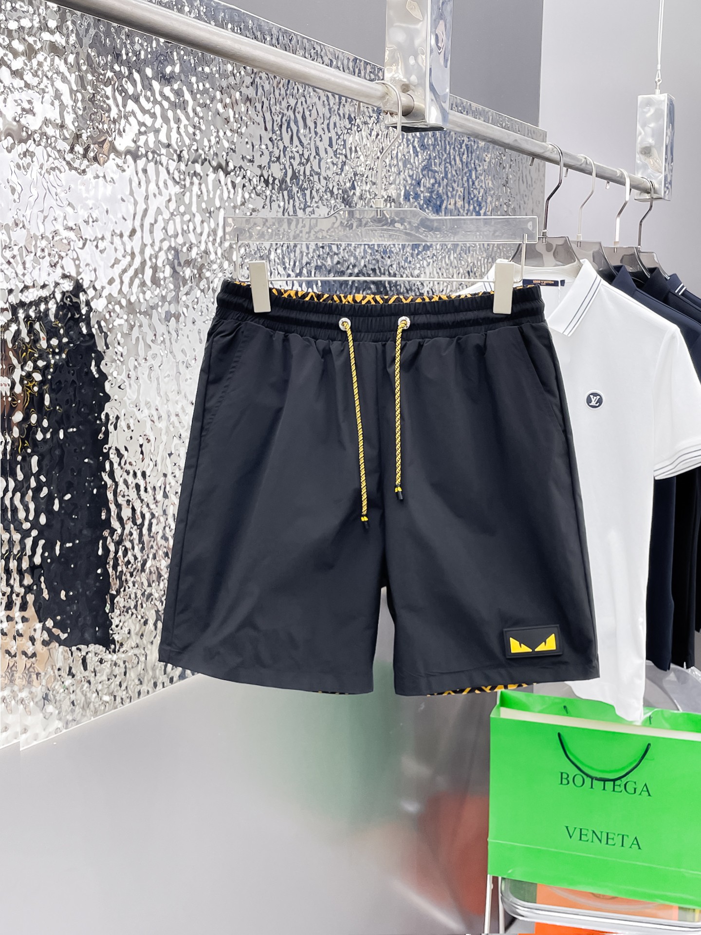 NO:862602,Fendi's three-standard complete 2026 new summer men's casual reversible shorts, advanced custom-made breathable fabrics, extremely breathable, elastic and comfortable, impeccable details, top-grade accessories, original logo design concept, delicate and soft feel!  The upper body fit is awesome!  For sizes M-XXXL, please state your height and weight when placing an order, fendi, shorts,19860909芬迪三标齐全 2026夏季新款男士休闲双面穿短裤,高级定制面料透气面料 透气弹力舒适度极高,细节无可挑剔,顶级辅料配备,原版logo设计理念,手感细腻柔软！上身版型超赞！尺码M-XXXL下单报身高体重,,fendi,shorts,,Men's clothing