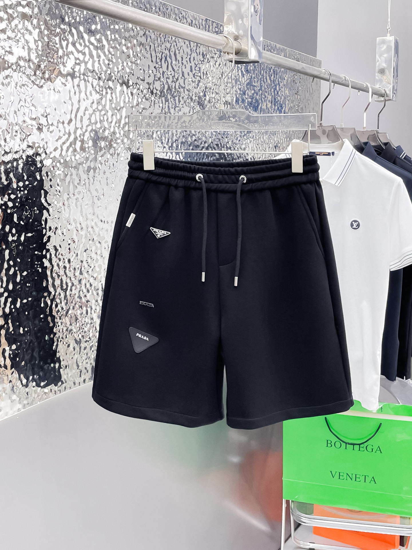 NO:862786,Prada's three-standard complete 2026 summer new men's casual shorts, advanced custom-made breathable fabrics, extremely breathable, elastic and comfortable, impeccable details, top-grade accessories, original logo design concept, delicate and soft feel!  The upper body fit is awesome!  Sizes M-XXXL, please state your height and weight when ordering, prada, shorts,19860909普拉达三标齐全 2026夏季新款男士休闲短裤,高级定制面料透气面料 透气弹力舒适度极高,细节无可挑剔,顶级辅料配备,原版logo设计理念,手感细腻柔软！上身版型超赞！尺码M-XXXL下单报身高体重,,prada,shorts,,Men's clothing