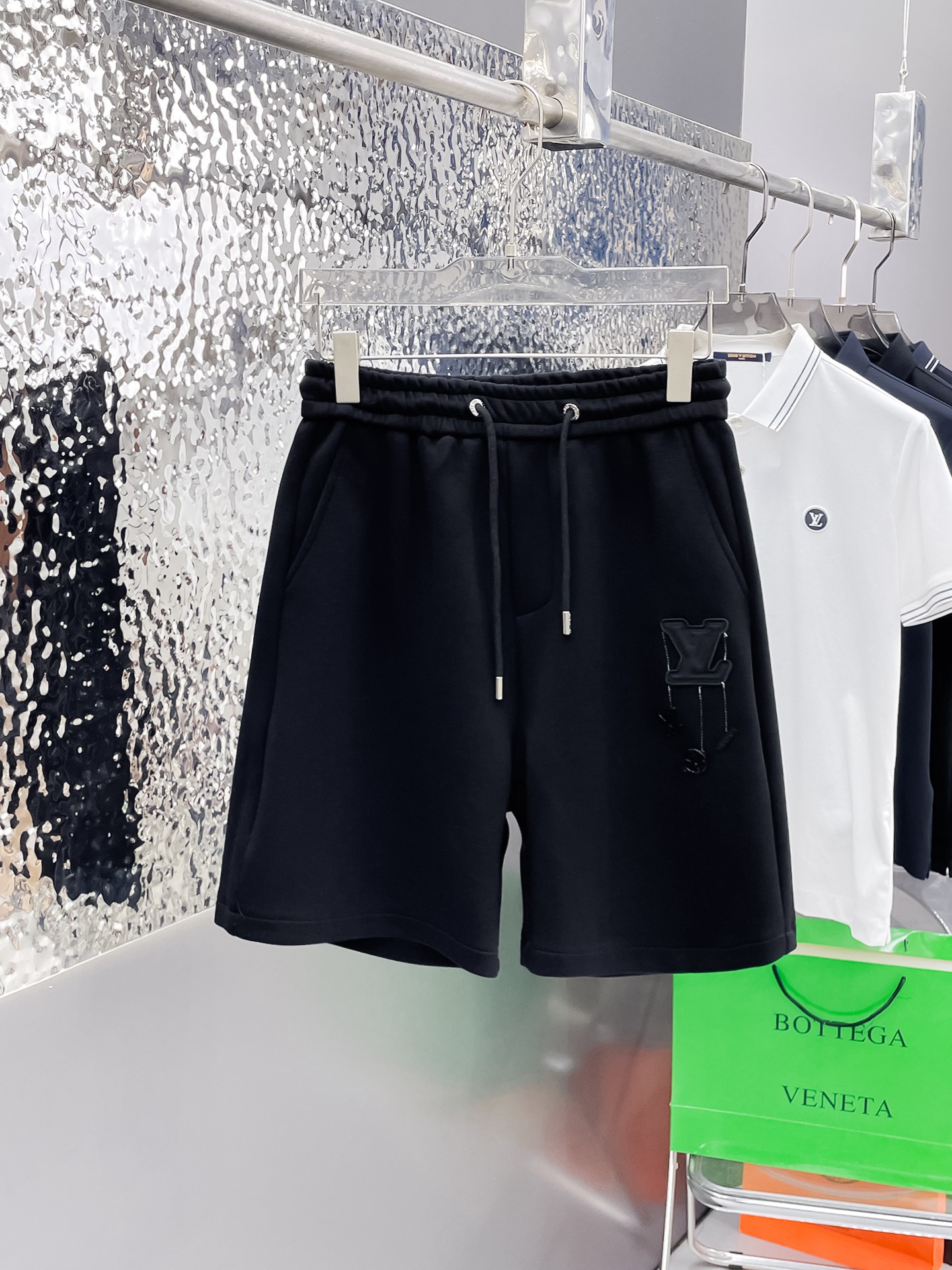 NO:862720,LV three-standard complete 2026 new summer men's casual shorts, advanced custom-made breathable fabrics, extremely breathable, elastic and comfortable, impeccable details, top-grade accessories, original logo design concept, delicate and soft feel!  The upper body fit is awesome!  Sizes M-XXXL, please state your height and weight when ordering,,louis vuitton,shorts,19860909LV三标齐全 2026夏季新款男士休闲短裤,高级定制面料透气面料 透气弹力舒适度极高,细节无可挑剔,顶级辅料配备,原版logo设计理念,手感细腻柔软！上身版型超赞！尺码M-XXXL下单报身高体重,,louis vuitton,shorts,,Men's clothing