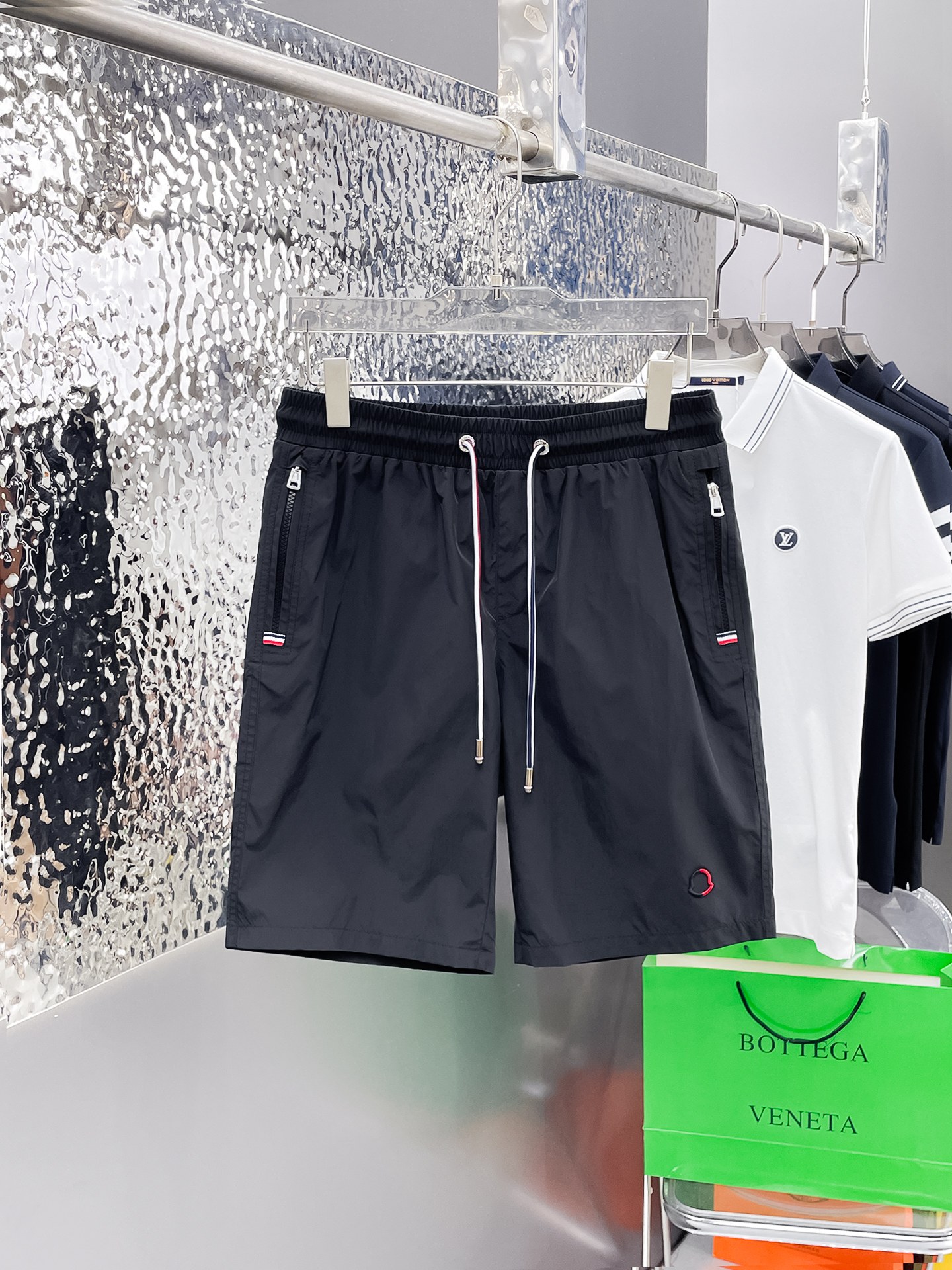 NO:862724,2026 new summer men's casual shorts with complete three-standard muzzle protection, advanced custom-made breathable fabrics, extremely breathable, elastic and comfortable, with impeccable details, top-grade accessories, original logo design concept, delicate and soft feel!  The upper body fit is awesome!  Sizes M-XXXL, please state your height and weight when ordering,,Moncler,shorts,19860909蒙口三标齐全 2026夏季新款男士休闲短裤,高级定制面料透气面料 透气弹力舒适度极高,细节无可挑剔,顶级辅料配备,原版logo设计理念,手感细腻柔软！上身版型超赞！尺码M-XXXL下单报身高体重,,Moncler,shorts,,Men's clothing
