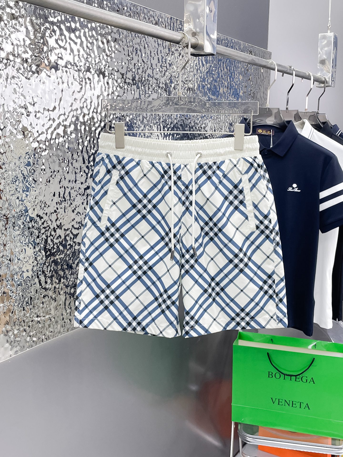 NO:862730,Burberry's 2026 new summer men's casual shorts with three complete standards, advanced custom-made breathable fabrics, extremely breathable, elastic and comfortable, impeccable details, top-grade accessories, original logo design concept, delicate and soft feel!  The upper body fit is awesome!  Sizes M-XXXL, please state your height and weight when ordering, burberry, shorts,19860909巴宝莉三标齐全 2026夏季新款男士休闲短裤,高级定制面料透气面料 透气弹力舒适度极高,细节无可挑剔,顶级辅料配备,原版logo设计理念,手感细腻柔软！上身版型超赞！尺码M-XXXL下单报身高体重,,burberry,shorts,,Men's clothing