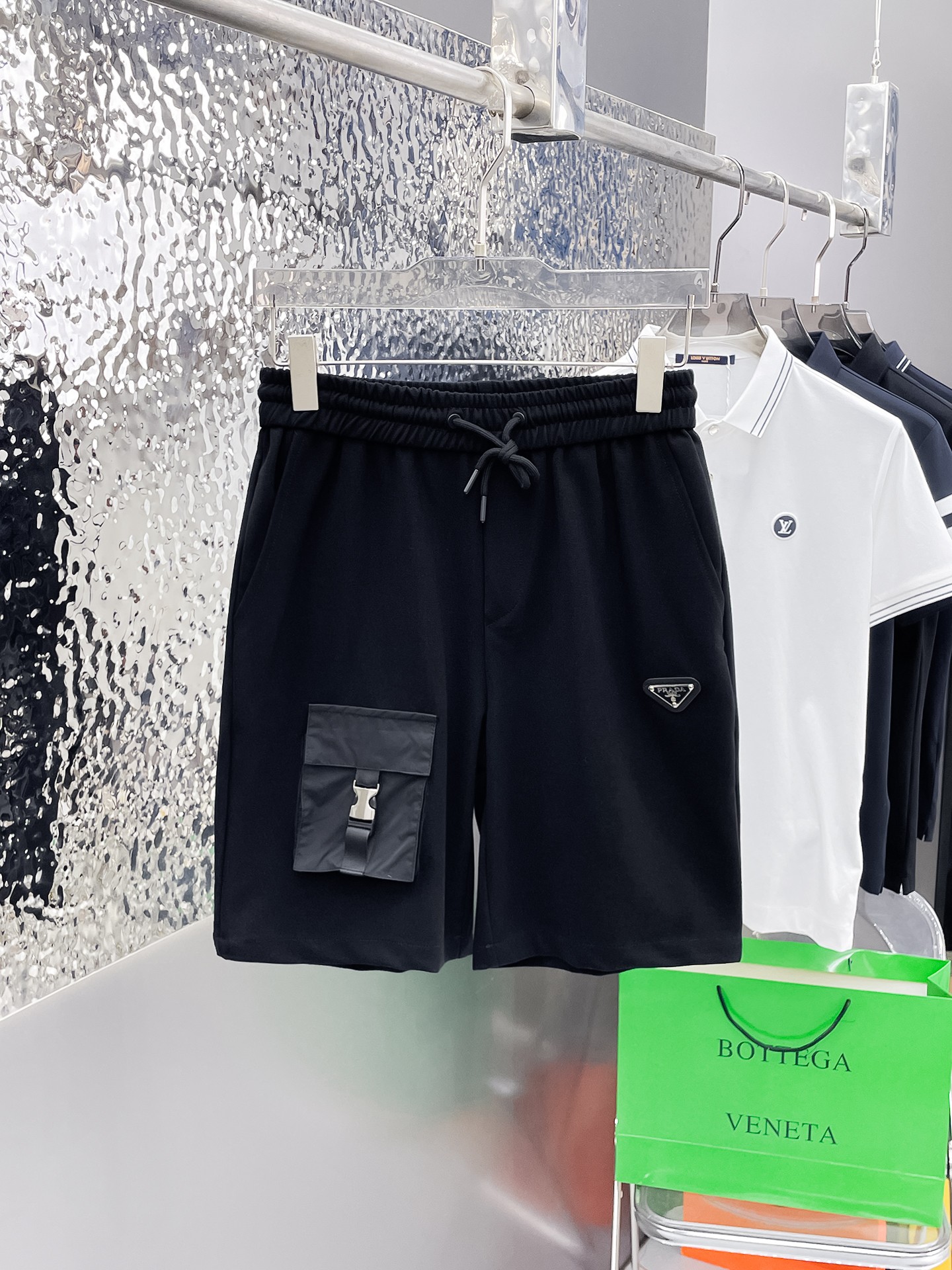 NO:862735,Prada's three-standard complete 2026 summer new men's casual shorts, advanced custom-made breathable fabrics, extremely breathable, elastic and comfortable, impeccable details, top-grade accessories, original logo design concept, delicate and soft feel!  The upper body fit is awesome!  Sizes M-XXXL, please state your height and weight when ordering, prada, shorts,19860909普拉达三标齐全 2026夏季新款男士休闲短裤,高级定制面料透气面料 透气弹力舒适度极高,细节无可挑剔,顶级辅料配备,原版logo设计理念,手感细腻柔软！上身版型超赞！尺码M-XXXL下单报身高体重,,prada,shorts,,Men's clothing