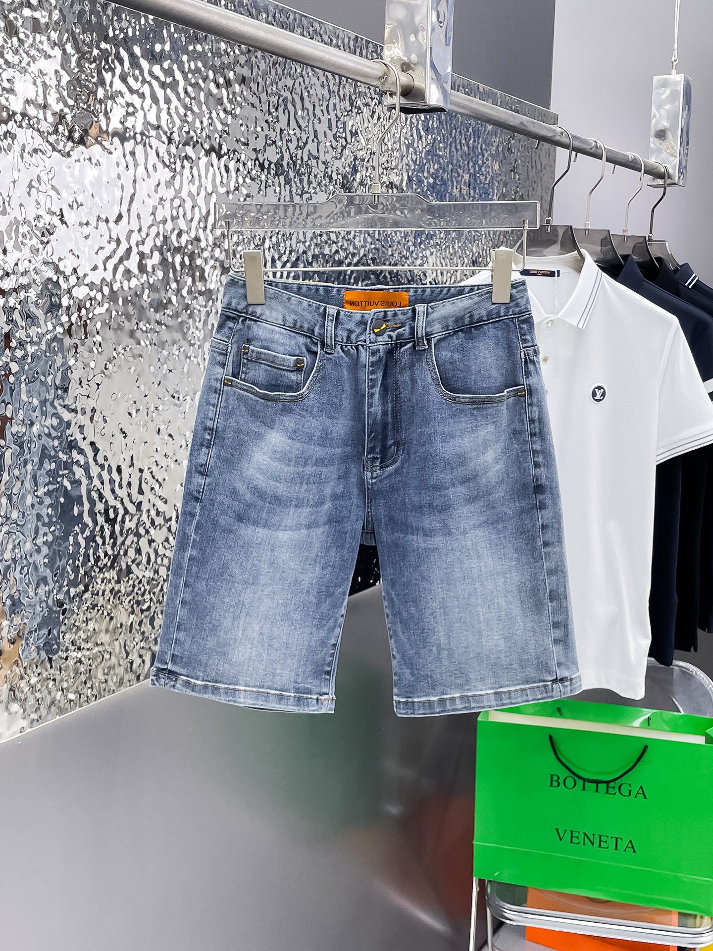 NO:862780,LV 2026 new summer men's jeans shorts, heavy craftsmanship, advanced custom fabrics, breathable fabrics, extremely breathable, elastic and comfortable, impeccable details, top accessories, original logo design concept, delicate and soft feel!  The upper body fit is awesome!  Size 29-36,,louis vuitton,shorts,jeans,19860909LV 2026夏季新款男士牛仔裤短裤,重工艺高级定制面料透气面料 透气弹力舒适度极高,细节无可挑剔,顶级辅料配备,原版logo设计理念,手感细腻柔软！上身版型超赞！尺码29-36,,louis vuitton,shorts,jeans,,Men's clothing