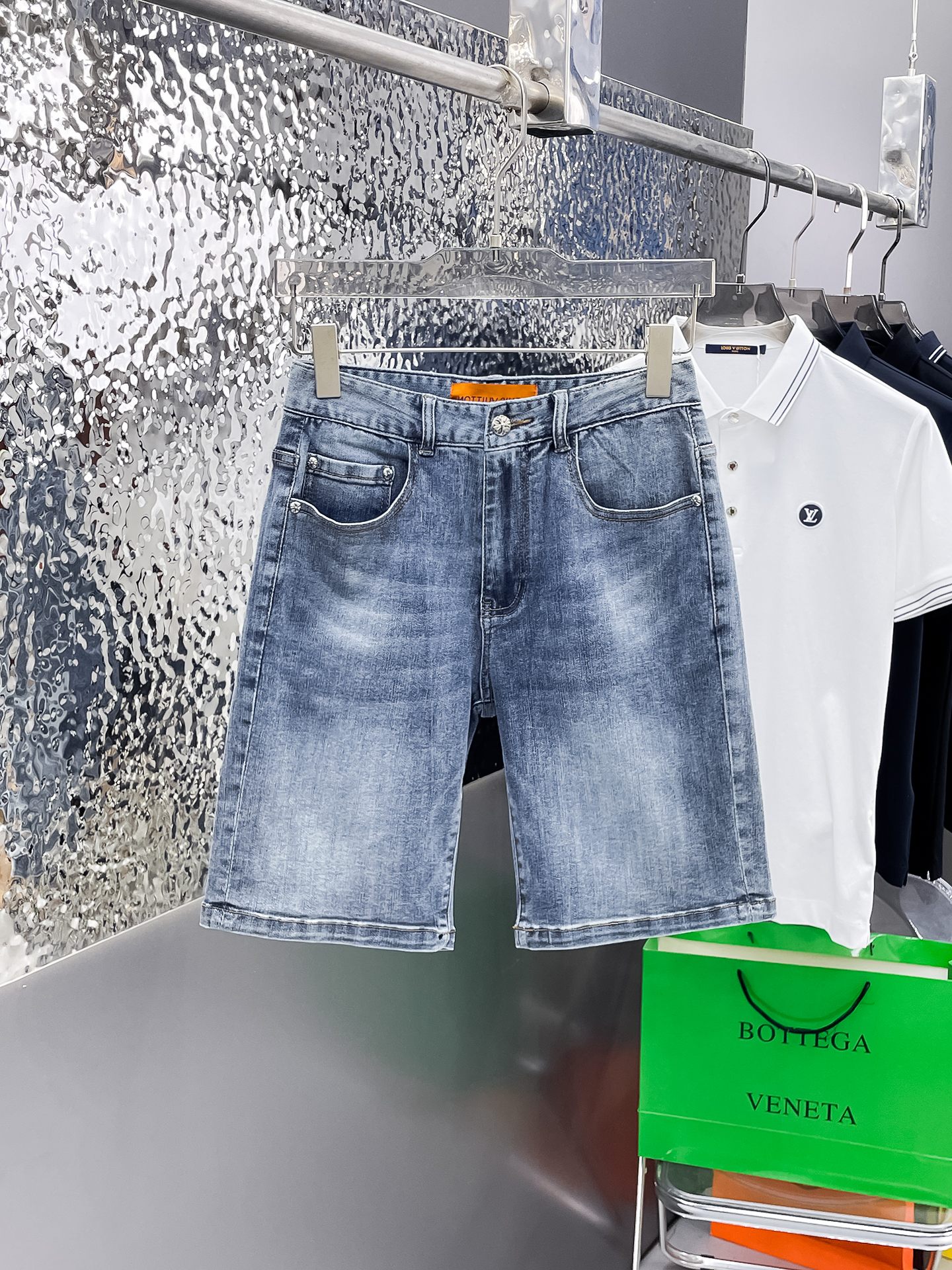 NO:862770,Croxin 2026 new summer men's jeans shorts, heavy craftsmanship, advanced custom fabrics, breathable fabrics, extremely breathable, elastic and comfortable, impeccable details, top accessories, original logo design concept, delicate and soft feel!  The upper body fit is awesome!  Size 29-36,,chrome hearts,shorts,jeans,19860909克罗心 2026夏季新款男士牛仔裤短裤,重工艺高级定制面料透气面料 透气弹力舒适度极高,细节无可挑剔,顶级辅料配备,原版logo设计理念,手感细腻柔软！上身版型超赞！尺码29-36,,chrome hearts,shorts,jeans,,Men's clothing