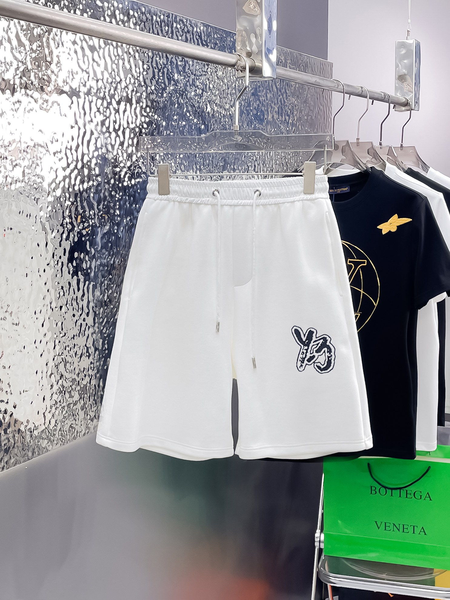 NO:862878,Y3 three-standard complete 2026 summer new men's casual shorts, advanced custom-made breathable fabrics, extremely breathable, elastic and comfortable, impeccable details, top-grade accessories, original logo design concept, delicate and soft feel!  The upper body fit is awesome!  Sizes M-XXXL, please state your height and weight when ordering,,shorts,19860909Y3三标齐全 2026夏季新款男士休闲短裤,高级定制面料透气面料 透气弹力舒适度极高,细节无可挑剔,顶级辅料配备,原版logo设计理念,手感细腻柔软！上身版型超赞！尺码M-XXXL下单报身高体重,,shorts,,Men's clothing