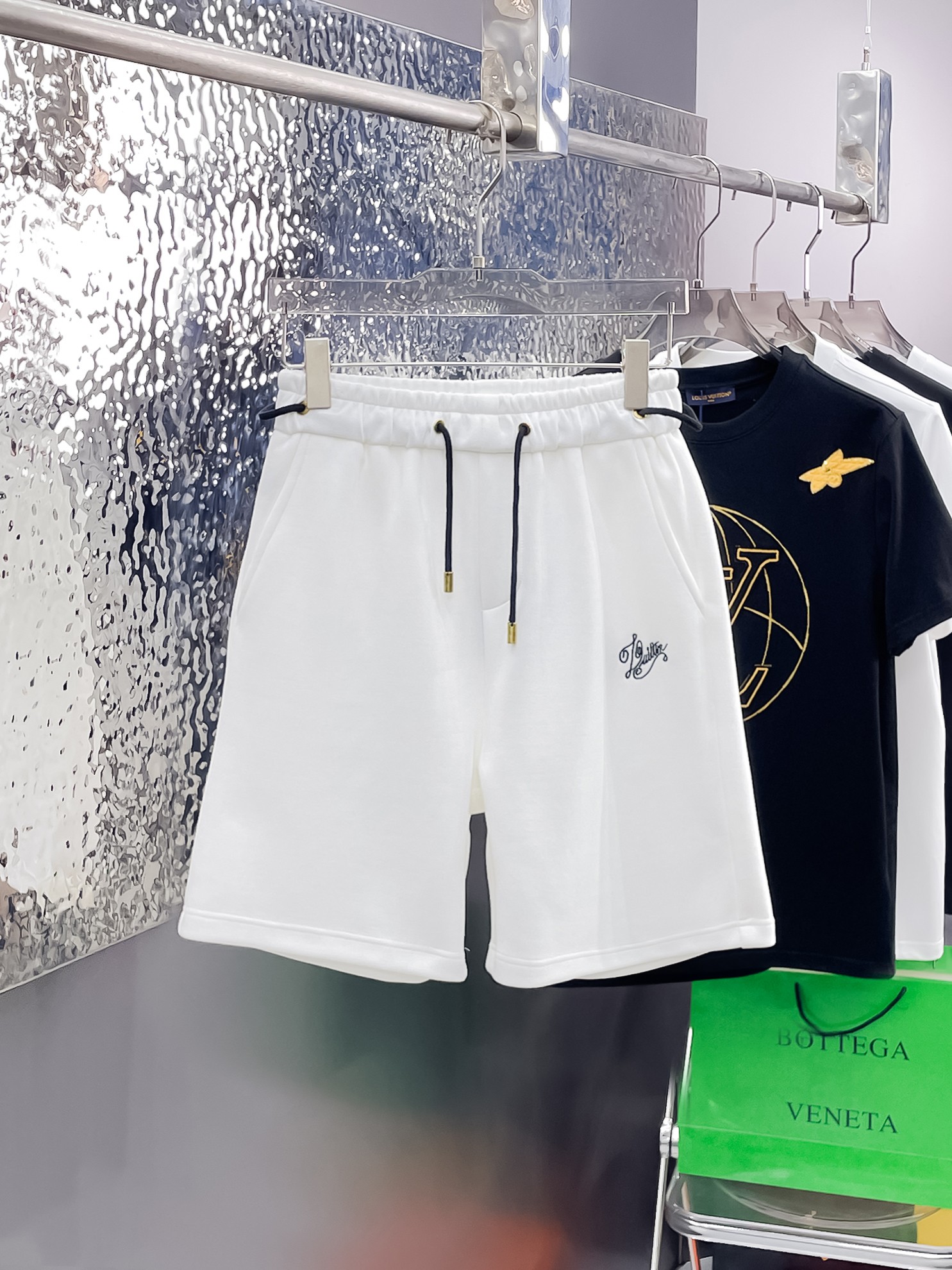 NO:862743,LV three-standard complete 2026 new summer men's casual shorts, advanced custom-made breathable fabrics, extremely breathable, elastic and comfortable, impeccable details, top-grade accessories, original logo design concept, delicate and soft feel!  The upper body fit is awesome!  Sizes M-XXXL, please state your height and weight when ordering,,louis vuitton,shorts,19860909LV三标齐全 2026夏季新款男士休闲短裤,高级定制面料透气面料 透气弹力舒适度极高,细节无可挑剔,顶级辅料配备,原版logo设计理念,手感细腻柔软！上身版型超赞！尺码M-XXXL下单报身高体重,,louis vuitton,shorts,,Men's clothing