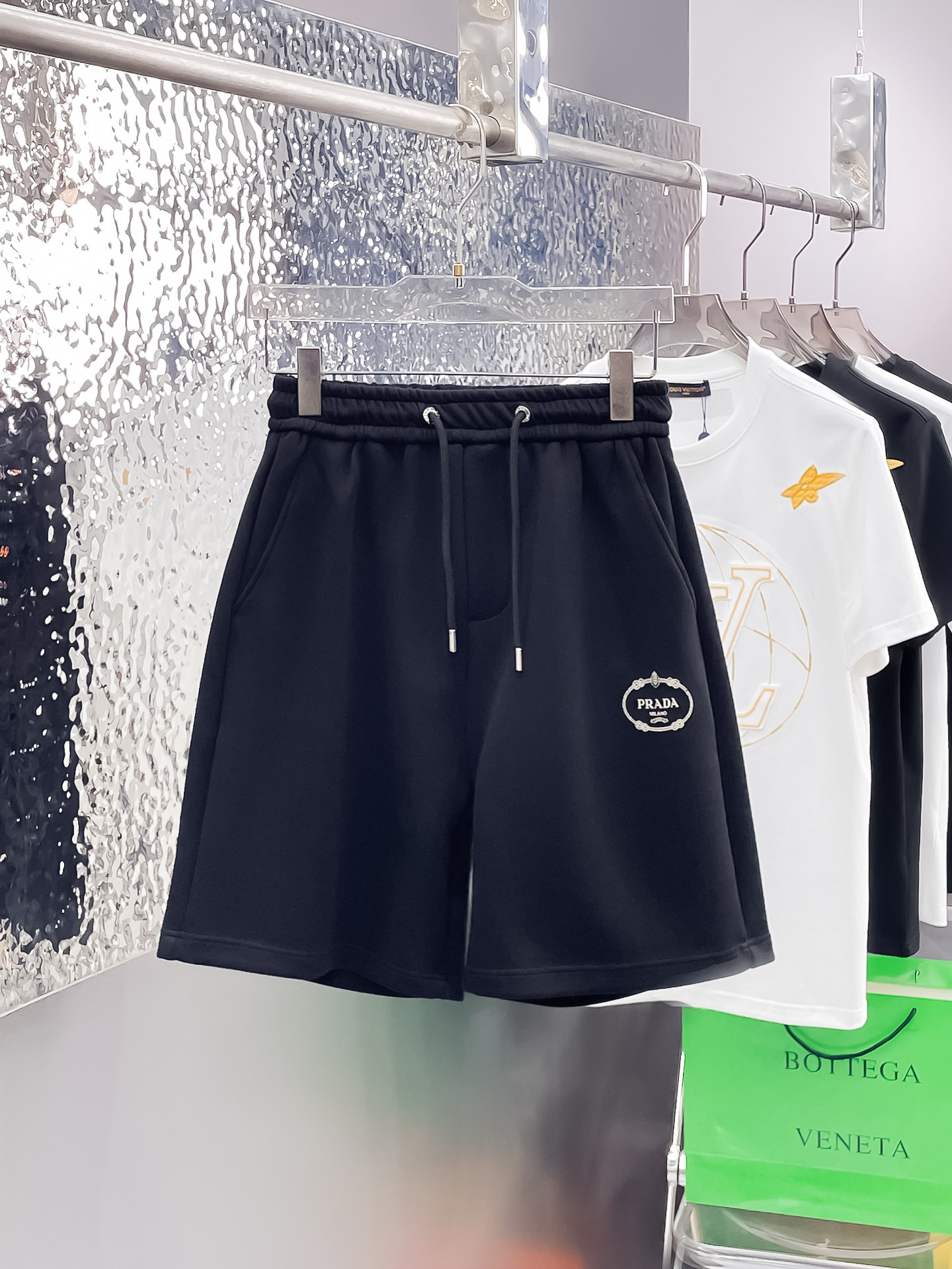 NO:862752,Prada's three-standard complete 2026 new summer men's casual shorts, advanced custom-made breathable fabrics, extremely breathable, elastic and comfortable, impeccable details, top-grade accessories, original logo design concept, delicate and soft feel!  The upper body fit is awesome!  Sizes M-XXXL, please state your height and weight when ordering, prada, shorts,19860909普拉达 三标齐全 2026夏季新款男士休闲短裤,高级定制面料透气面料 透气弹力舒适度极高,细节无可挑剔,顶级辅料配备,原版logo设计理念,手感细腻柔软！上身版型超赞！尺码M-XXXL下单报身高体重,,prada,shorts,,Men's clothing