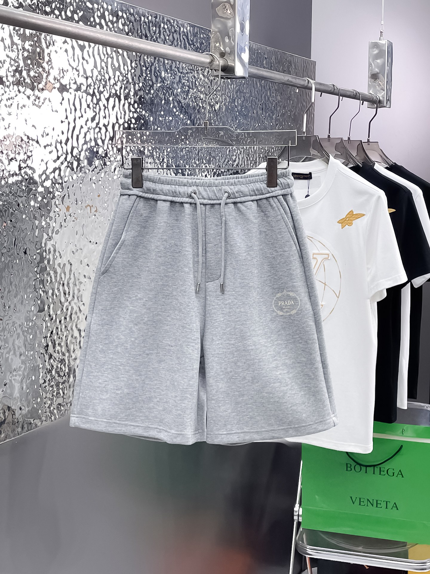 NO:862761,Prada's three-standard complete 2026 summer new men's casual shorts, advanced custom-made breathable fabrics, extremely breathable, elastic and comfortable, impeccable details, top-grade accessories, original logo design concept, delicate and soft feel!  The upper body fit is awesome!  Sizes M-XXXL, please state your height and weight when ordering, prada, shorts,19860909普拉达三标齐全 2026夏季新款男士休闲短裤,高级定制面料透气面料 透气弹力舒适度极高,细节无可挑剔,顶级辅料配备,原版logo设计理念,手感细腻柔软！上身版型超赞！尺码M-XXXL下单报身高体重,,prada,shorts,,Men's clothing