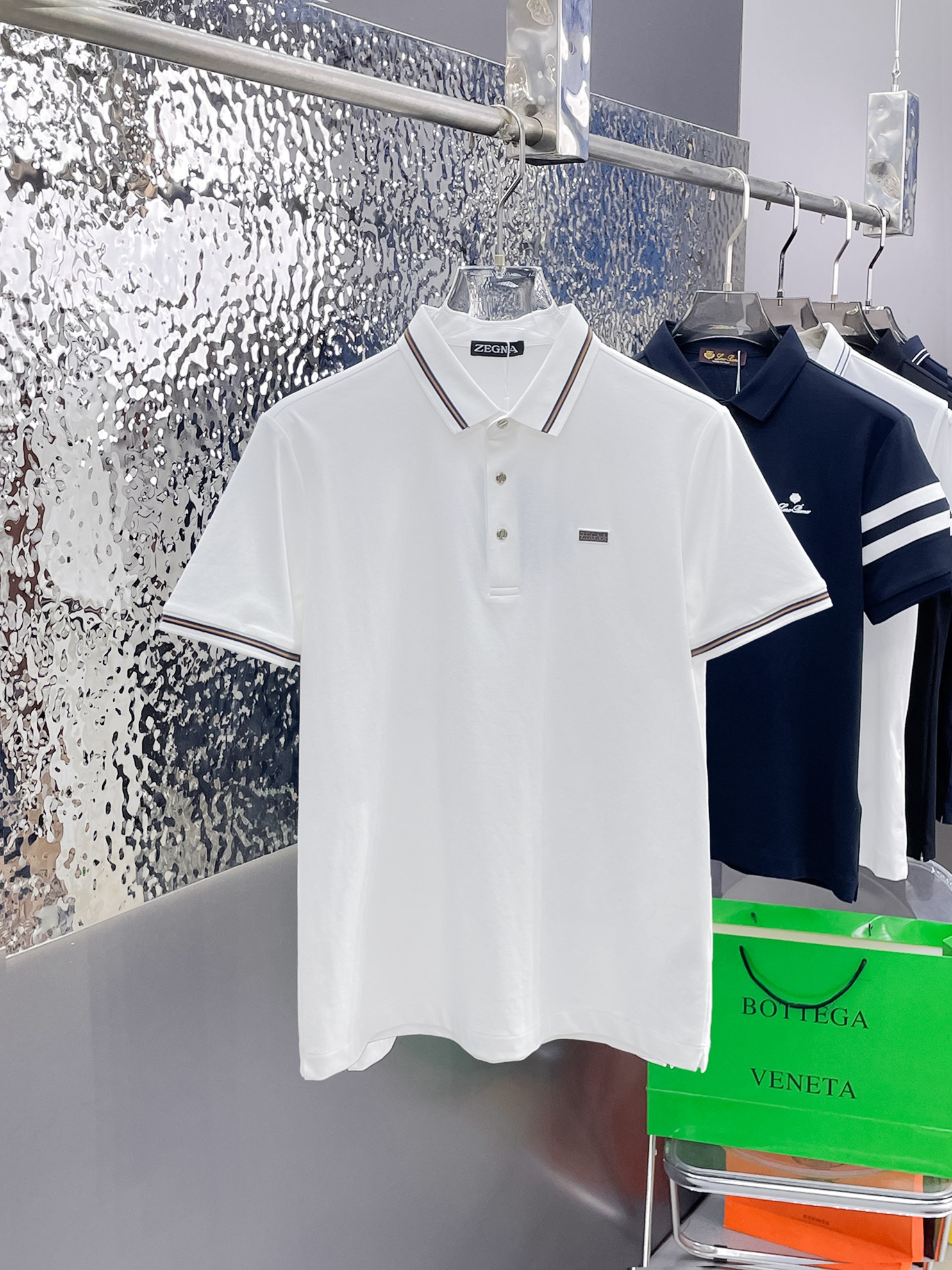 NO:862790,Ermenegildo Zegna 2026ss summer new letter logo men's lapel Polo shirt!  Classic business men's style, the ceiling-level business men's style of high-end men's clothing!  Simple and fashionable yet elegant, it looks great when worn alone, and quality control/details control can be taken away with your eyes closed. It is low-key, luxurious and connotative!  The custom-woven mesh pique cotton fabric supplied by the customer is carefully made. The mesh texture is evenly arranged on the surface of the fabric. It has excellent breathability and heat dissipation and perspiration. The upper body comfort is completely better than ordinary single-sided jersey tissue!  The classic brand LOGO on the chest is made with top-notch craftsmanship. The LOGO is three-dimensional, clear and full, and has extraordinary texture. Whether it is worn as an inner layer or worn alone, it is a classic product!  The exquisite tailoring process, every detail is handled very standard and delicately, which cannot be compared with other low-end products on the market. It is a must-have basic and versatile Polo shirt for men!  Available in many colors, sizes M-4xl, up to 50 lbs.,,zegna,19860909杰尼亚 2026ss夏季新款字母logo男士翻领Polo衫！经典商务男款,高端男装的天花板级别的商务男款！简约时尚大气不失优雅,单穿内搭体面过人,品质控/细节控的闭眼带走,低调又奢华有内涵！ 客供定织网眼珠地棉布精心制成,面料表面排列均匀整齐的网眼纹理,透气性和散热排汗性极佳,上身舒适程度完全优于普通单面汗布组织！胸前经典的品牌LOGO标识,采用顶级工艺打造,LOGO立体清晰饱满,质感非凡的特质,无论是内搭还是单穿都是一款经典领域的产品！精妙绝伦的裁剪工艺,每一个细节处理的非常标准细腻,非市面一般LOW货可以媲美的,男士必入基础百搭款Polo衫推荐！ 颜色多颜色 尺码M-4xl,最大穿到斤.,,zegna,,Men's clothing