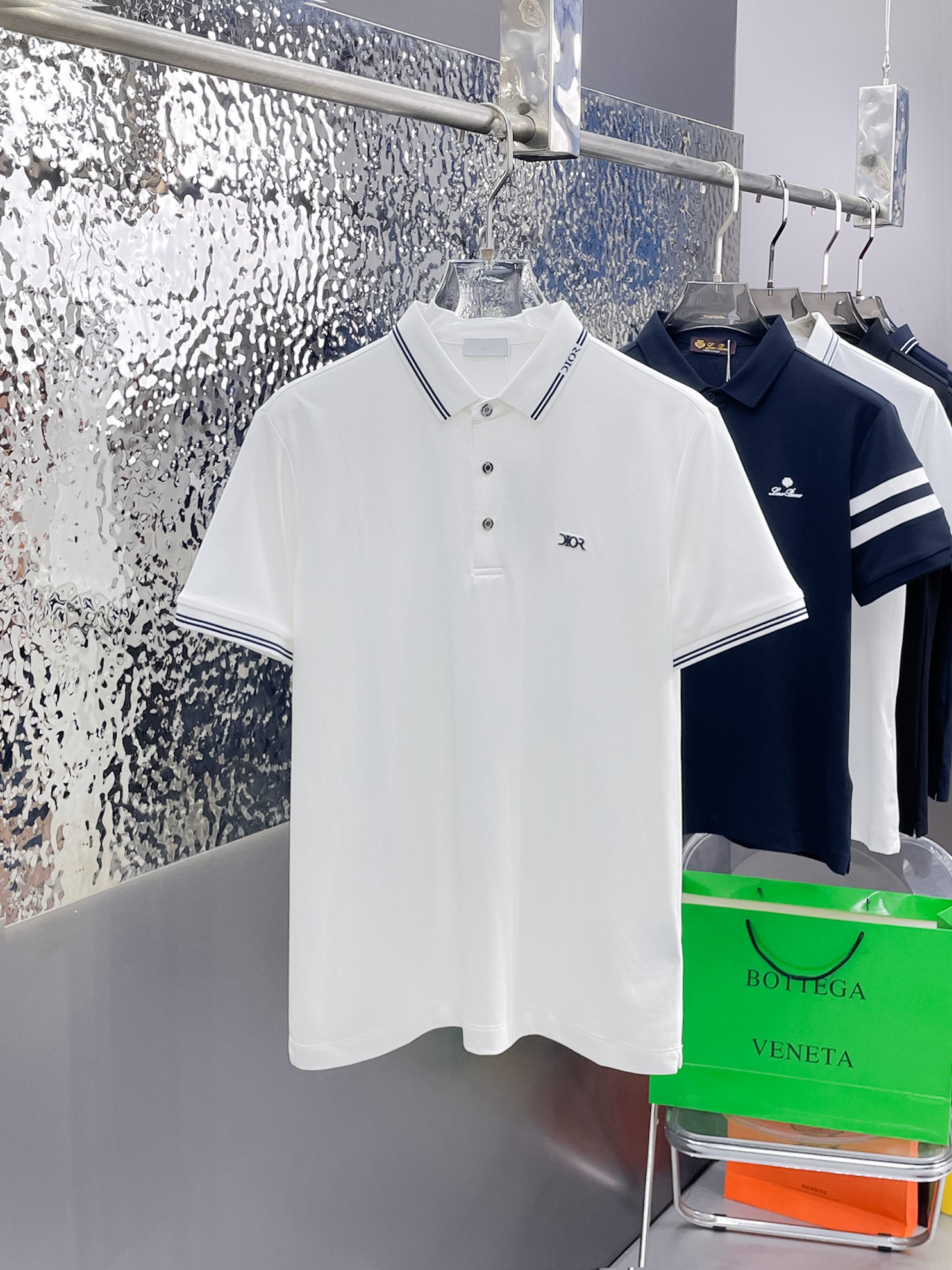 NO:862718,Dior 2026ss summer new letter logo men's lapel Polo shirt!  Classic business men's style, the ceiling-level business men's style of high-end men's clothing!  Simple and fashionable yet elegant, it looks great when worn alone, and quality control/details control can be taken away with your eyes closed. It is low-key, luxurious and connotative!  The custom-woven mesh pique cotton fabric supplied by the customer is carefully made. The mesh texture is evenly arranged on the surface of the fabric. It has excellent breathability and heat dissipation and perspiration. The upper body comfort is completely better than ordinary single-sided jersey tissue!  The classic brand LOGO on the chest is made with top-notch craftsmanship. The LOGO is three-dimensional, clear and full, and has extraordinary texture. Whether it is worn as an inner layer or worn alone, it is a classic product!  The exquisite tailoring process, every detail is handled very standard and delicately, which cannot be compared with other low-end products on the market. It is a must-have basic and versatile Polo shirt for men!  Available in many colors, sizes M-4xl, up to 50 lbs.,, dior,19860909迪奥 2026ss夏季新款字母logo男士翻领Polo衫！经典商务男款,高端男装的天花板级别的商务男款！简约时尚大气不失优雅,单穿内搭体面过人,品质控/细节控的闭眼带走,低调又奢华有内涵！ 客供定织网眼珠地棉布精心制成,面料表面排列均匀整齐的网眼纹理,透气性和散热排汗性极佳,上身舒适程度完全优于普通单面汗布组织！胸前经典的品牌LOGO标识,采用顶级工艺打造,LOGO立体清晰饱满,质感非凡的特质,无论是内搭还是单穿都是一款经典领域的产品！精妙绝伦的裁剪工艺,每一个细节处理的非常标准细腻,非市面一般LOW货可以媲美的,男士必入基础百搭款Polo衫推荐！ 颜色多颜色 尺码M-4xl,最大穿到斤.,,dior,,Men's clothing