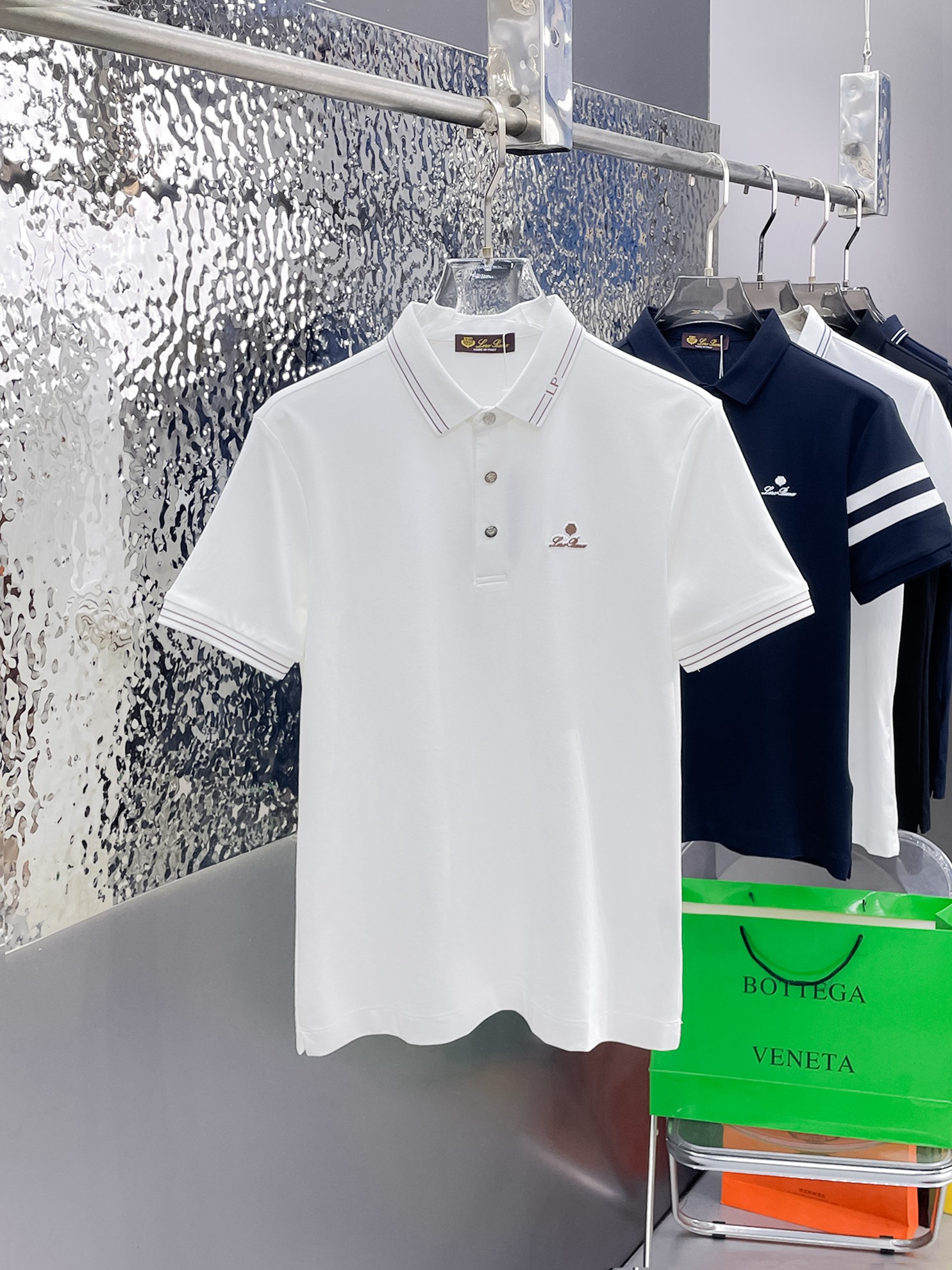 NO:862723,LP 1896ss summer new letter logo men's lapel Polo shirt!  Classic business men's style, the ceiling-level business men's style of high-end men's clothing!  Simple and fashionable yet elegant, it looks great when worn alone, and quality control/details control can be taken away with your eyes closed. It is low-key, luxurious and connotative!  The custom-woven mesh pique cotton fabric supplied by the customer is carefully made. The mesh texture is evenly arranged on the surface of the fabric. It has excellent breathability and heat dissipation and perspiration. The upper body comfort is completely better than ordinary single-sided jersey tissue!  The classic brand LOGO on the chest is made with top-notch craftsmanship. The LOGO is three-dimensional, clear and full, and has extraordinary texture. Whether it is worn as an inner layer or worn alone, it is a classic product!  The exquisite tailoring process, every detail is handled very standard and delicately, which cannot be compared with other low-end products on the market. It is a must-have basic and versatile Polo shirt for men!  Available in many colors, sizes M-4xl, up to 50 pounds.,,loro piana,19860909LP 1896ss夏季新款字母logo男士翻领Polo衫！经典商务男款,高端男装的天花板级别的商务男款！简约时尚大气不失优雅,单穿内搭体面过人,品质控/细节控的闭眼带走,低调又奢华有内涵！ 客供定织网眼珠地棉布精心制成,面料表面排列均匀整齐的网眼纹理,透气性和散热排汗性极佳,上身舒适程度完全优于普通单面汗布组织！胸前经典的品牌LOGO标识,采用顶级工艺打造,LOGO立体清晰饱满,质感非凡的特质,无论是内搭还是单穿都是一款经典领域的产品！精妙绝伦的裁剪工艺,每一个细节处理的非常标准细腻,非市面一般LOW货可以媲美的,男士必入基础百搭款Polo衫推荐！ 颜色多颜色 尺码M-4xl,最大穿到斤.,,loro piana,,Men's clothing