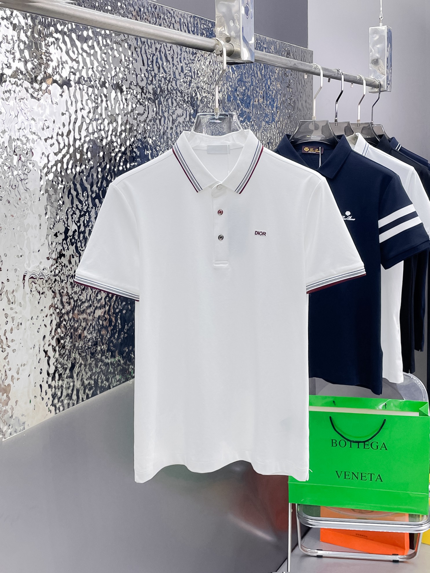 NO:862728,Dior 2026ss summer new letter logo men's lapel Polo shirt!  Classic business men's style, the ceiling-level business men's style of high-end men's clothing!  Simple and fashionable yet elegant, it looks great when worn alone, and quality control/details control can be taken away with your eyes closed. It is low-key, luxurious and connotative!  The custom-woven mesh pique cotton fabric supplied by the customer is carefully made. The mesh texture is evenly arranged on the surface of the fabric. It has excellent breathability and heat dissipation and perspiration. The upper body comfort is completely better than ordinary single-sided jersey tissue!  The classic brand LOGO on the chest is made with top-notch craftsmanship. The LOGO is three-dimensional, clear and full, and has extraordinary texture. Whether it is worn as an inner layer or worn alone, it is a classic product!  The exquisite tailoring process, every detail is handled very standard and delicately, which cannot be compared with other low-end products on the market. It is a must-have basic and versatile Polo shirt for men!  Available in many colors, sizes M-4xl, up to 50 lbs.,, dior,19860909迪奥 2026ss夏季新款字母logo男士翻领Polo衫！经典商务男款,高端男装的天花板级别的商务男款！简约时尚大气不失优雅,单穿内搭体面过人,品质控/细节控的闭眼带走,低调又奢华有内涵！ 客供定织网眼珠地棉布精心制成,面料表面排列均匀整齐的网眼纹理,透气性和散热排汗性极佳,上身舒适程度完全优于普通单面汗布组织！胸前经典的品牌LOGO标识,采用顶级工艺打造,LOGO立体清晰饱满,质感非凡的特质,无论是内搭还是单穿都是一款经典领域的产品！精妙绝伦的裁剪工艺,每一个细节处理的非常标准细腻,非市面一般LOW货可以媲美的,男士必入基础百搭款Polo衫推荐！ 颜色多颜色 尺码M-4xl,最大穿到斤.,,dior,,Men's clothing