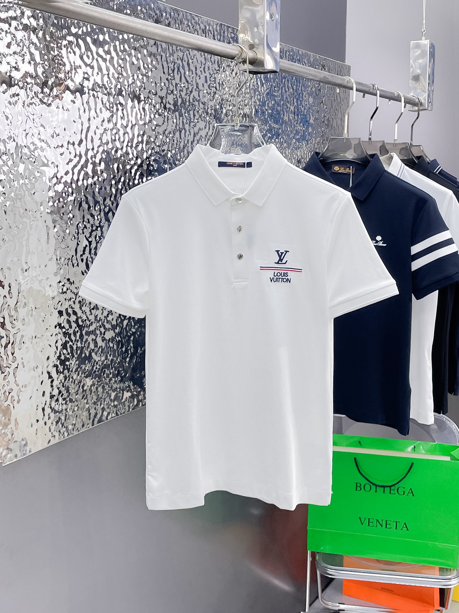 NO:862736,LV 2026ss summer new letter logo men’s lapel Polo shirt!  Classic business men's style, the ceiling-level business men's style of high-end men's clothing!  Simple and fashionable yet elegant, it looks great when worn alone, and quality control/details control can be taken away with your eyes closed. It is low-key, luxurious and connotative!  The custom-woven mesh pique cotton fabric supplied by the customer is carefully made. The mesh texture is evenly arranged on the surface of the fabric. It has excellent breathability and heat dissipation and perspiration. The upper body comfort is completely better than ordinary single-sided jersey tissue!  The classic brand LOGO on the chest is made with top-notch craftsmanship. The LOGO is three-dimensional, clear and full, and has extraordinary texture. Whether it is worn as an inner layer or worn alone, it is a classic product!  The exquisite tailoring process, every detail is handled very standard and delicately, which cannot be compared with other low-end products on the market. It is a must-have basic and versatile Polo shirt for men!  Available in multiple colors, sizes M-4xl, up to 50 lbs.,, louis vuitton,19860909LV 2026ss夏季新款字母logo男士翻领Polo衫！经典商务男款,高端男装的天花板级别的商务男款！简约时尚大气不失优雅,单穿内搭体面过人,品质控/细节控的闭眼带走,低调又奢华有内涵！ 客供定织网眼珠地棉布精心制成,面料表面排列均匀整齐的网眼纹理,透气性和散热排汗性极佳,上身舒适程度完全优于普通单面汗布组织！胸前经典的品牌LOGO标识,采用顶级工艺打造,LOGO立体清晰饱满,质感非凡的特质,无论是内搭还是单穿都是一款经典领域的产品！精妙绝伦的裁剪工艺,每一个细节处理的非常标准细腻,非市面一般LOW货可以媲美的,男士必入基础百搭款Polo衫推荐！ 颜色多颜色 尺码M-4xl,最大穿到斤.,,louis vuitton,,Men's clothing