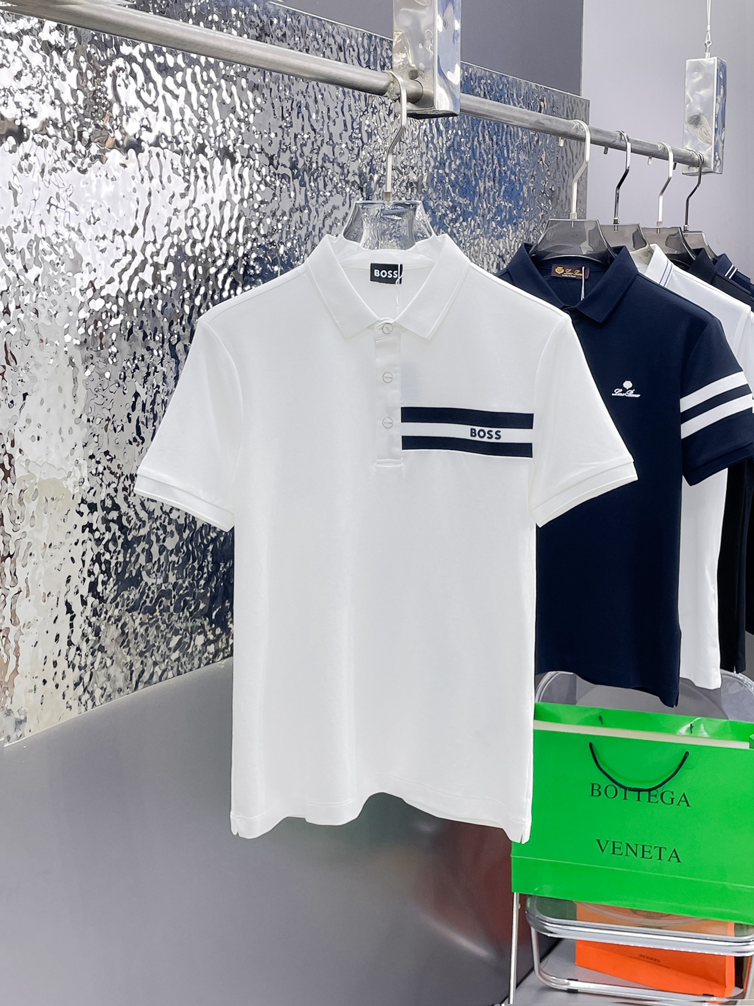 NO:862750,BOSS 2026ss summer new letter logo men's lapel Polo shirt!  Classic business men's style, the ceiling-level business men's style of high-end men's clothing!  Simple and fashionable yet elegant, it looks great when worn alone, and quality control/details control can be taken away with your eyes closed. It is low-key, luxurious and connotative!  The custom-woven mesh pique cotton fabric supplied by the customer is carefully made. The mesh texture is evenly arranged on the surface of the fabric. It has excellent breathability and heat dissipation and perspiration. The upper body comfort is completely better than ordinary single-sided jersey tissue!  The classic brand LOGO on the chest is made with top-notch craftsmanship. The LOGO is three-dimensional, clear and full, and has extraordinary texture. Whether it is worn as an inner layer or worn alone, it is a classic product!  The exquisite tailoring process, every detail is handled very standard and delicately, which cannot be compared with other low-end products on the market. It is a must-have basic and versatile Polo shirt for men!  Available in many colors, sizes M-4xl, up to 50 pounds.,,19860909BOSS 2026ss夏季新款字母logo男士翻领Polo衫！经典商务男款,高端男装的天花板级别的商务男款！简约时尚大气不失优雅,单穿内搭体面过人,品质控/细节控的闭眼带走,低调又奢华有内涵！ 客供定织网眼珠地棉布精心制成,面料表面排列均匀整齐的网眼纹理,透气性和散热排汗性极佳,上身舒适程度完全优于普通单面汗布组织！胸前经典的品牌LOGO标识,采用顶级工艺打造,LOGO立体清晰饱满,质感非凡的特质,无论是内搭还是单穿都是一款经典领域的产品！精妙绝伦的裁剪工艺,每一个细节处理的非常标准细腻,非市面一般LOW货可以媲美的,男士必入基础百搭款Polo衫推荐！ 颜色多颜色 尺码M-4xl,最大穿到斤.,,,Men's clothing