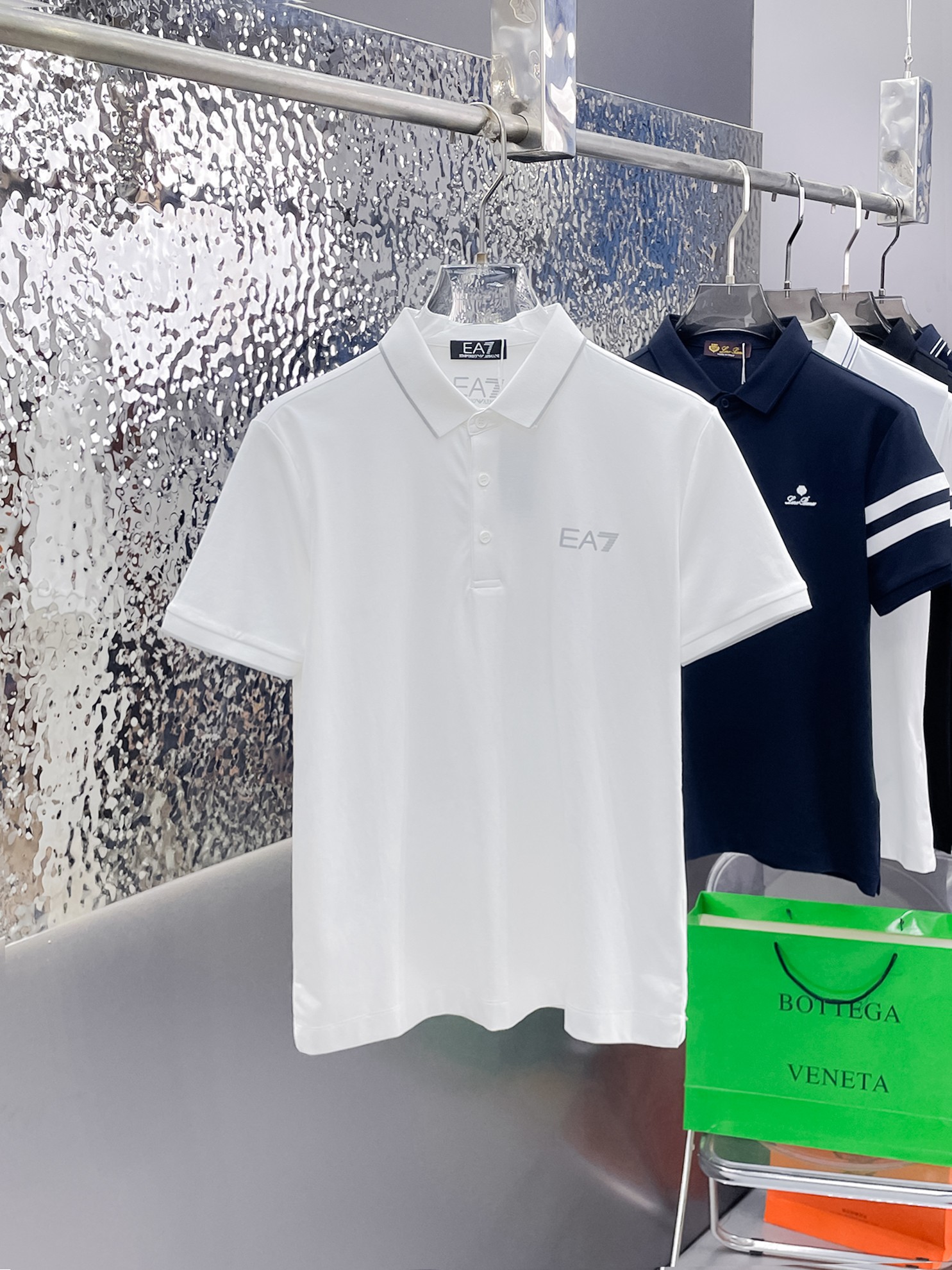 NO:862759,Armani 2026ss summer new letter logo men's lapel Polo shirt!  Classic business men's style, the ceiling-level business men's style of high-end men's clothing!  Simple and fashionable yet elegant, it looks great when worn alone, and quality control/details control can be taken away with your eyes closed. It is low-key, luxurious and connotative!  The custom-woven mesh pique cotton fabric supplied by the customer is carefully made. The mesh texture is evenly arranged on the surface of the fabric. It has excellent breathability and heat dissipation and perspiration. The upper body comfort is completely better than ordinary single-sided jersey tissue!  The classic brand LOGO on the chest is made with top-notch craftsmanship. The LOGO is three-dimensional, clear and full, and has extraordinary texture. Whether it is worn as an inner layer or worn alone, it is a classic product!  The exquisite tailoring process, every detail is handled very standard and delicately, which cannot be compared with other low-end products on the market. It is a must-have basic and versatile Polo shirt for men!  Available in many colors, sizes M-4xl, up to 50 pounds.,, armani,19860909阿玛尼 2026ss夏季新款字母logo男士翻领Polo衫！经典商务男款,高端男装的天花板级别的商务男款！简约时尚大气不失优雅,单穿内搭体面过人,品质控/细节控的闭眼带走,低调又奢华有内涵！ 客供定织网眼珠地棉布精心制成,面料表面排列均匀整齐的网眼纹理,透气性和散热排汗性极佳,上身舒适程度完全优于普通单面汗布组织！胸前经典的品牌LOGO标识,采用顶级工艺打造,LOGO立体清晰饱满,质感非凡的特质,无论是内搭还是单穿都是一款经典领域的产品！精妙绝伦的裁剪工艺,每一个细节处理的非常标准细腻,非市面一般LOW货可以媲美的,男士必入基础百搭款Polo衫推荐！ 颜色多颜色 尺码M-4xl,最大穿到斤.,,armani,,Men's clothing