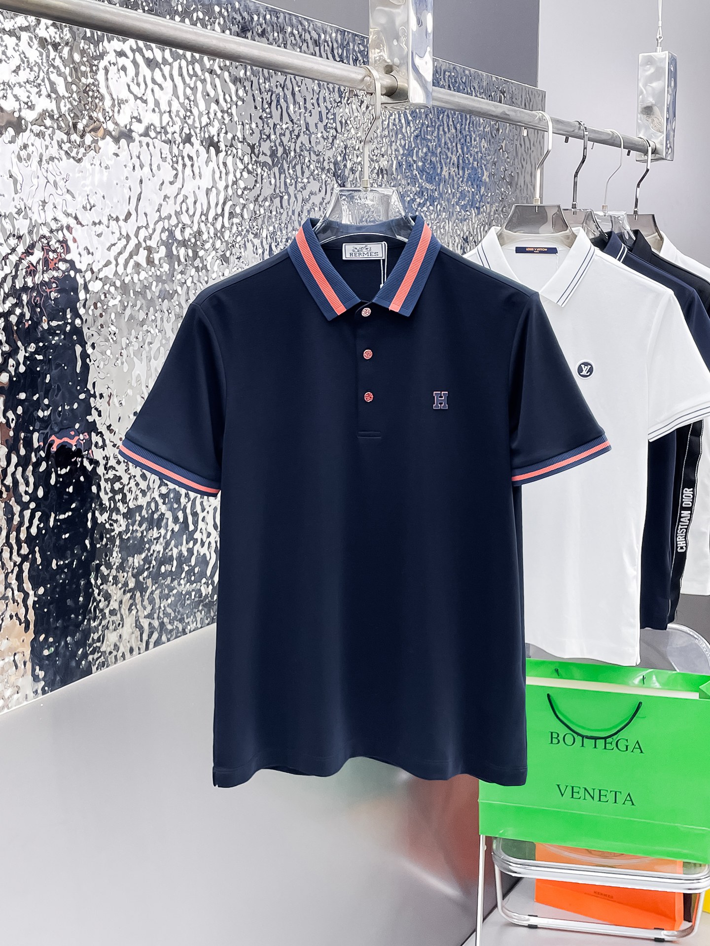 NO:862768,Hermès 2026ss summer new letter logo men’s lapel polo shirt!  Classic business men's style, the ceiling-level business men's style of high-end men's clothing!  Simple and fashionable yet elegant, it looks great when worn alone, and quality control/details control can be taken away with your eyes closed. It is low-key, luxurious and connotative!  The custom-woven mesh pique cotton fabric supplied by the customer is carefully made. The mesh texture is evenly arranged on the surface of the fabric. It has excellent breathability and heat dissipation and perspiration. The upper body comfort is completely better than ordinary single-sided jersey tissue!  The classic brand LOGO on the chest is made with top-notch craftsmanship. The LOGO is three-dimensional, clear and full, and has extraordinary texture. Whether it is worn as an inner layer or worn alone, it is a classic product!  The exquisite tailoring process, every detail is handled very standard and delicately, which cannot be compared with other low-end products on the market. It is a must-have basic and versatile Polo shirt for men!  Available in many colors, sizes M-4xl, up to 50 lbs.,, hermes,19860909爱马仕 2026ss夏季新款字母logo男士翻领Polo衫！经典商务男款,高端男装的天花板级别的商务男款！简约时尚大气不失优雅,单穿内搭体面过人,品质控/细节控的闭眼带走,低调又奢华有内涵！ 客供定织网眼珠地棉布精心制成,面料表面排列均匀整齐的网眼纹理,透气性和散热排汗性极佳,上身舒适程度完全优于普通单面汗布组织！胸前经典的品牌LOGO标识,采用顶级工艺打造,LOGO立体清晰饱满,质感非凡的特质,无论是内搭还是单穿都是一款经典领域的产品！精妙绝伦的裁剪工艺,每一个细节处理的非常标准细腻,非市面一般LOW货可以媲美的,男士必入基础百搭款Polo衫推荐！ 颜色多颜色 尺码M-4xl,最大穿到斤.,,hermes,,Men's clothing