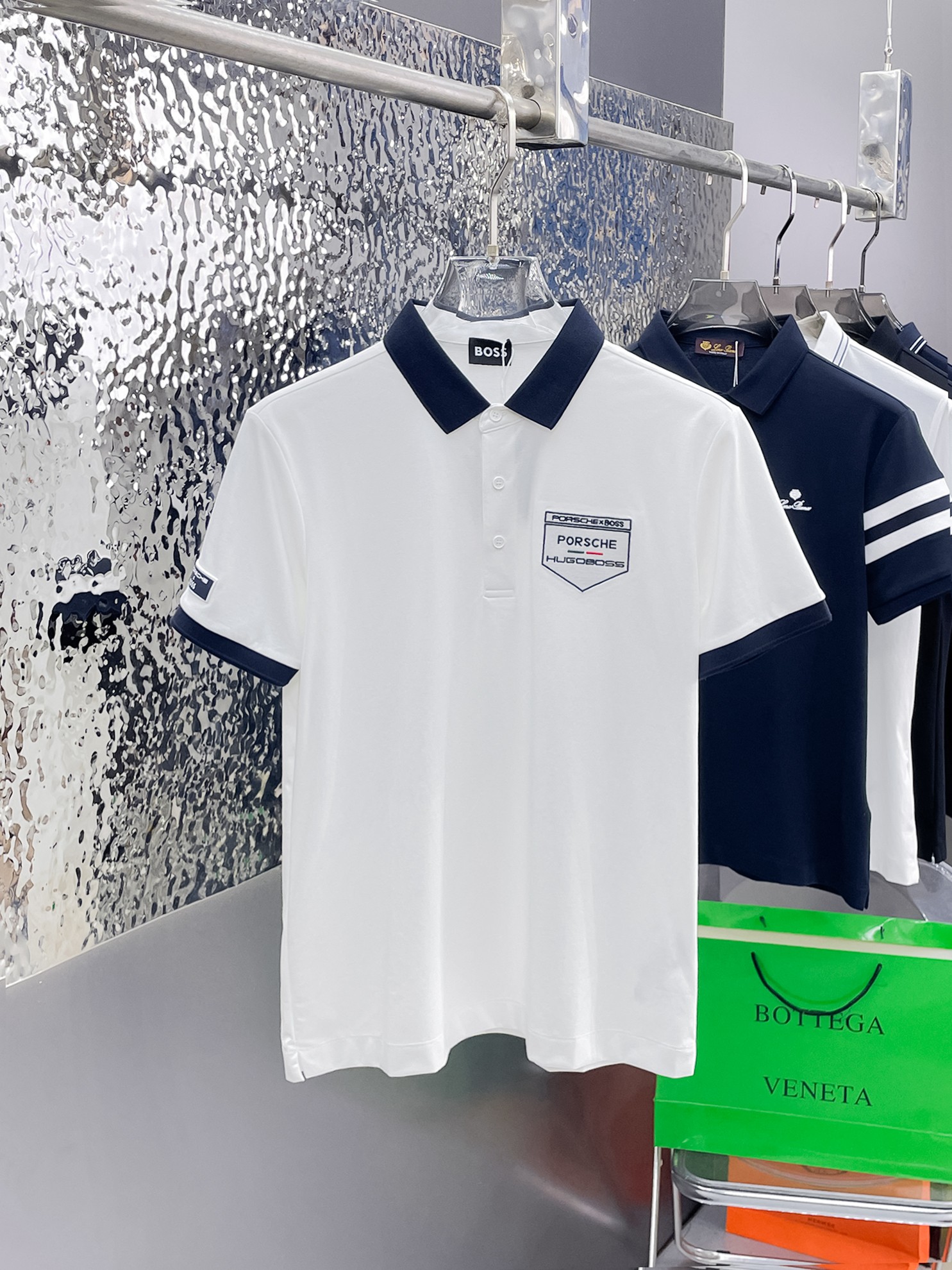 NO:862775,BOSS 2026ss summer new letter logo men's lapel Polo shirt!  Classic business men's style, the ceiling-level business men's style of high-end men's clothing!  Simple and fashionable yet elegant, it looks great when worn alone, and quality control/details control can be taken away with your eyes closed. It is low-key, luxurious and connotative!  The custom-woven mesh pique cotton fabric supplied by the customer is carefully made. The mesh texture is evenly arranged on the surface of the fabric. It has excellent breathability and heat dissipation and perspiration. The upper body comfort is completely better than ordinary single-sided jersey tissue!  The classic brand LOGO on the chest is made with top-notch craftsmanship. The LOGO is three-dimensional, clear and full, and has extraordinary texture. Whether it is worn as an inner layer or worn alone, it is a classic product!  The exquisite tailoring process, every detail is handled very standard and delicately, which cannot be compared with other low-end products on the market. It is a must-have basic and versatile Polo shirt for men!  Available in many colors, sizes M-4xl, up to 50 pounds.,,19860909BOSS 2026ss夏季新款字母logo男士翻领Polo衫！经典商务男款,高端男装的天花板级别的商务男款！简约时尚大气不失优雅,单穿内搭体面过人,品质控/细节控的闭眼带走,低调又奢华有内涵！ 客供定织网眼珠地棉布精心制成,面料表面排列均匀整齐的网眼纹理,透气性和散热排汗性极佳,上身舒适程度完全优于普通单面汗布组织！胸前经典的品牌LOGO标识,采用顶级工艺打造,LOGO立体清晰饱满,质感非凡的特质,无论是内搭还是单穿都是一款经典领域的产品！精妙绝伦的裁剪工艺,每一个细节处理的非常标准细腻,非市面一般LOW货可以媲美的,男士必入基础百搭款Polo衫推荐！ 颜色多颜色 尺码M-4xl,最大穿到斤.,,,Men's clothing
