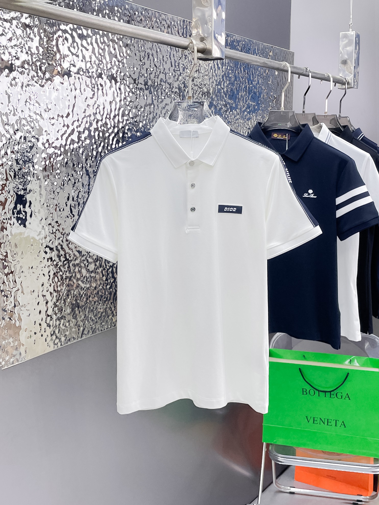 NO:862788,Dior 2026ss summer new letter logo men's lapel Polo shirt!  Classic business men's style, the ceiling-level business men's style of high-end men's clothing!  Simple and fashionable yet elegant, it looks great when worn alone, and quality control/details control can be taken away with your eyes closed. It is low-key, luxurious and connotative!  The custom-woven mesh pique cotton fabric supplied by the customer is carefully made. The mesh texture is evenly arranged on the surface of the fabric. It has excellent breathability and heat dissipation and perspiration. The upper body comfort is completely better than ordinary single-sided jersey tissue!  The classic brand LOGO on the chest is made with top-notch craftsmanship. The LOGO is three-dimensional, clear and full, and has extraordinary texture. Whether it is worn as an inner layer or worn alone, it is a classic product!  The exquisite tailoring process, every detail is handled very standard and delicately, which cannot be compared with other low-end products on the market. It is a must-have basic and versatile Polo shirt for men!  Available in many colors, sizes M-4xl, up to 50 lbs.,, dior,19860909迪奥 2026ss夏季新款字母logo男士翻领Polo衫！经典商务男款,高端男装的天花板级别的商务男款！简约时尚大气不失优雅,单穿内搭体面过人,品质控/细节控的闭眼带走,低调又奢华有内涵！ 客供定织网眼珠地棉布精心制成,面料表面排列均匀整齐的网眼纹理,透气性和散热排汗性极佳,上身舒适程度完全优于普通单面汗布组织！胸前经典的品牌LOGO标识,采用顶级工艺打造,LOGO立体清晰饱满,质感非凡的特质,无论是内搭还是单穿都是一款经典领域的产品！精妙绝伦的裁剪工艺,每一个细节处理的非常标准细腻,非市面一般LOW货可以媲美的,男士必入基础百搭款Polo衫推荐！ 颜色多颜色 尺码M-4xl,最大穿到斤.,,dior,,Men's clothing