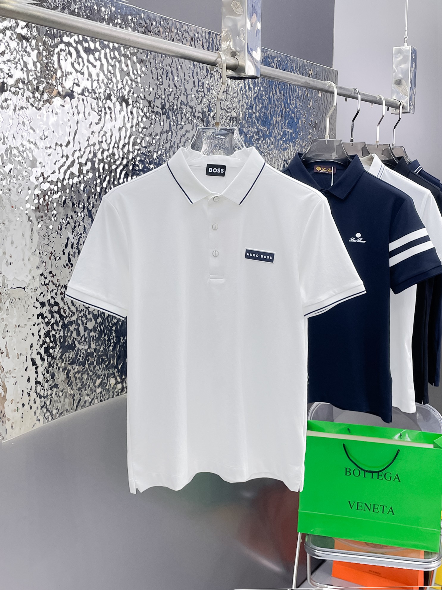 NO:862795,BOSS 2026ss summer new letter logo men's lapel Polo shirt!  Classic business men's style, the ceiling-level business men's style of high-end men's clothing!  Simple and fashionable yet elegant, it looks great when worn alone, and quality control/details control can be taken away with your eyes closed. It is low-key, luxurious and connotative!  The custom-woven mesh pique cotton fabric supplied by the customer is carefully made. The mesh texture is evenly arranged on the surface of the fabric. It has excellent breathability and heat dissipation and perspiration. The upper body comfort is completely better than ordinary single-sided jersey tissue!  The classic brand LOGO on the chest is made with top-notch craftsmanship. The LOGO is three-dimensional, clear and full, and has extraordinary texture. Whether it is worn as an inner layer or worn alone, it is a classic product!  The exquisite tailoring process, every detail is handled very standard and delicately, which cannot be compared with other low-end products on the market. It is a must-have basic and versatile Polo shirt for men!  Available in many colors, sizes M-4xl, up to 50 pounds.,,19860909BOSS 2026ss夏季新款字母logo男士翻领Polo衫！经典商务男款,高端男装的天花板级别的商务男款！简约时尚大气不失优雅,单穿内搭体面过人,品质控/细节控的闭眼带走,低调又奢华有内涵！ 客供定织网眼珠地棉布精心制成,面料表面排列均匀整齐的网眼纹理,透气性和散热排汗性极佳,上身舒适程度完全优于普通单面汗布组织！胸前经典的品牌LOGO标识,采用顶级工艺打造,LOGO立体清晰饱满,质感非凡的特质,无论是内搭还是单穿都是一款经典领域的产品！精妙绝伦的裁剪工艺,每一个细节处理的非常标准细腻,非市面一般LOW货可以媲美的,男士必入基础百搭款Polo衫推荐！ 颜色多颜色 尺码M-4xl,最大穿到斤.,,,Men's clothing