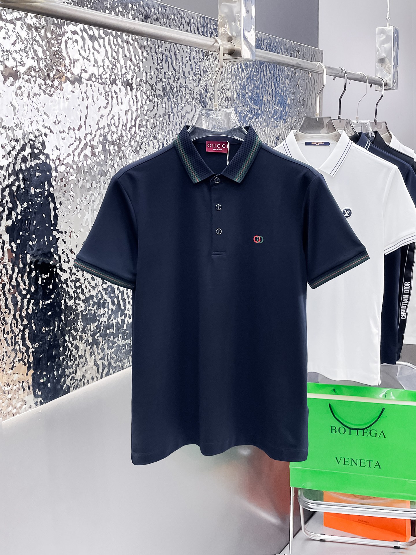 NO:862854,Gucci 2026ss summer new letter logo men's lapel Polo shirt!  Classic business men's style, the ceiling-level business men's style of high-end men's clothing!  Simple and fashionable yet elegant, it looks great when worn alone, and quality control/details control can be taken away with your eyes closed. It is low-key, luxurious and connotative!  The custom-woven mesh pique cotton fabric supplied by the customer is carefully made. The mesh texture is evenly arranged on the surface of the fabric. It has excellent breathability and heat dissipation and perspiration. The upper body comfort is completely better than ordinary single-sided jersey tissue!  The classic brand LOGO on the chest is made with top-notch craftsmanship. The LOGO is three-dimensional, clear and full, and has extraordinary texture. Whether it is worn as an inner layer or worn alone, it is a classic product!  The exquisite tailoring process, every detail is handled very standard and delicately, which cannot be compared with other low-end products on the market. It is a must-have basic and versatile Polo shirt for men!  Available in many colors, sizes M-4xl, can be worn up to 210 pounds.,,19860909古奇 2026ss夏季新款字母logo男士翻领Polo衫！经典商务男款,高端男装的天花板级别的商务男款！简约时尚大气不失优雅,单穿内搭体面过人,品质控/细节控的闭眼带走,低调又奢华有内涵！ 客供定织网眼珠地棉布精心制成,面料表面排列均匀整齐的网眼纹理,透气性和散热排汗性极佳,上身舒适程度完全优于普通单面汗布组织！胸前经典的品牌LOGO标识,采用顶级工艺打造,LOGO立体清晰饱满,质感非凡的特质,无论是内搭还是单穿都是一款经典领域的产品！精妙绝伦的裁剪工艺,每一个细节处理的非常标准细腻,非市面一般LOW货可以媲美的,男士必入基础百搭款Polo衫推荐！ 颜色多颜色 尺码M-4xl,最大穿到210斤.,,,Men's clothing