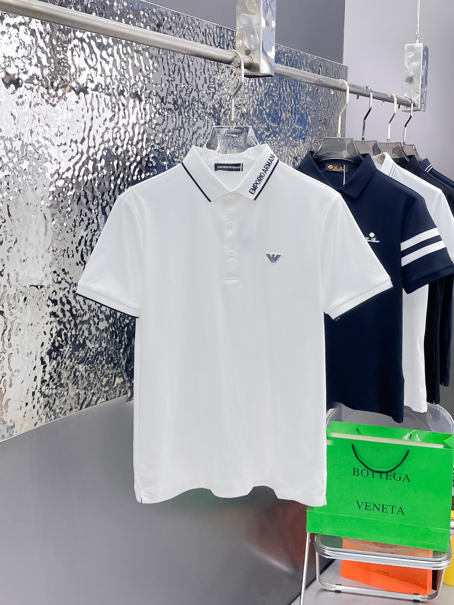 NO:862803,Armani 2026ss summer new letter logo men's lapel Polo shirt!  Classic business men's style, the ceiling-level business men's style of high-end men's clothing!  Simple and fashionable yet elegant, it looks great when worn alone, and quality control/details control can be taken away with your eyes closed. It is low-key, luxurious and connotative!  The custom-woven mesh pique cotton fabric supplied by the customer is carefully made. The mesh texture is evenly arranged on the surface of the fabric. It has excellent breathability and heat dissipation and perspiration. The upper body comfort is completely better than ordinary single-sided jersey tissue!  The classic brand LOGO on the chest is made with top-notch craftsmanship. The LOGO is three-dimensional, clear and full, and has extraordinary texture. Whether it is worn as an inner layer or worn alone, it is a classic product!  The exquisite tailoring process, every detail is handled very standard and delicately, which cannot be compared with other low-end products on the market. It is a must-have basic and versatile Polo shirt for men!  Available in many colors, sizes M-4xl, up to 50 pounds.,, armani,19860909阿玛尼 2026ss夏季新款字母logo男士翻领Polo衫！经典商务男款,高端男装的天花板级别的商务男款！简约时尚大气不失优雅,单穿内搭体面过人,品质控/细节控的闭眼带走,低调又奢华有内涵！ 客供定织网眼珠地棉布精心制成,面料表面排列均匀整齐的网眼纹理,透气性和散热排汗性极佳,上身舒适程度完全优于普通单面汗布组织！胸前经典的品牌LOGO标识,采用顶级工艺打造,LOGO立体清晰饱满,质感非凡的特质,无论是内搭还是单穿都是一款经典领域的产品！精妙绝伦的裁剪工艺,每一个细节处理的非常标准细腻,非市面一般LOW货可以媲美的,男士必入基础百搭款Polo衫推荐！ 颜色多颜色 尺码M-4xl,最大穿到斤.,,armani,,Men's clothing