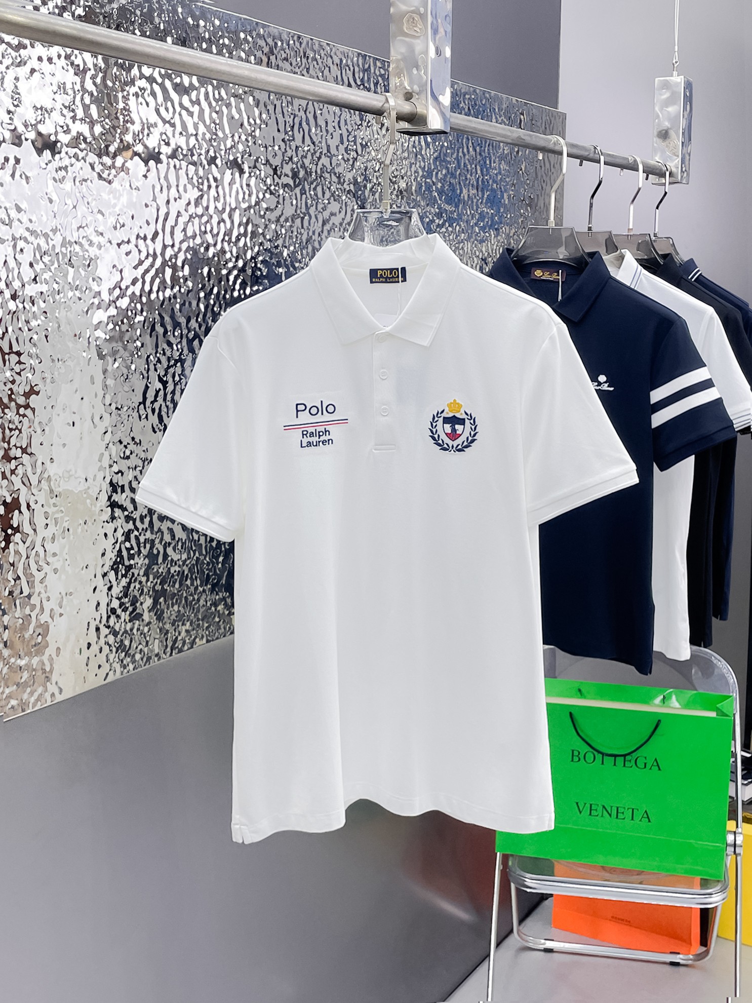 NO:862811,POLO 2026ss summer new letter logo men's lapel Polo shirt!  Classic business men's style, the ceiling-level business men's style of high-end men's clothing!  Simple and fashionable yet elegant, it looks great when worn alone, and quality control/details control can be taken away with your eyes closed. It is low-key, luxurious and connotative!  The custom-woven mesh pique cotton fabric supplied by the customer is carefully made. The mesh texture is evenly arranged on the surface of the fabric. It has excellent breathability and heat dissipation and perspiration. The upper body comfort is completely better than ordinary single-sided jersey tissue!  The classic brand LOGO on the chest is made with top-notch craftsmanship. The LOGO is three-dimensional, clear and full, and has extraordinary texture. Whether it is worn as an inner layer or worn alone, it is a classic product!  The exquisite tailoring process, every detail is handled very standard and delicately, which cannot be compared with other low-end products on the market. It is a must-have basic and versatile Polo shirt for men!  Available in many colors, sizes M-4xl, up to 50 pounds.,,19860909POLO 2026ss夏季新款字母logo男士翻领Polo衫！经典商务男款,高端男装的天花板级别的商务男款！简约时尚大气不失优雅,单穿内搭体面过人,品质控/细节控的闭眼带走,低调又奢华有内涵！ 客供定织网眼珠地棉布精心制成,面料表面排列均匀整齐的网眼纹理,透气性和散热排汗性极佳,上身舒适程度完全优于普通单面汗布组织！胸前经典的品牌LOGO标识,采用顶级工艺打造,LOGO立体清晰饱满,质感非凡的特质,无论是内搭还是单穿都是一款经典领域的产品！精妙绝伦的裁剪工艺,每一个细节处理的非常标准细腻,非市面一般LOW货可以媲美的,男士必入基础百搭款Polo衫推荐！ 颜色多颜色 尺码M-4xl,最大穿到斤.,,,Men's clothing