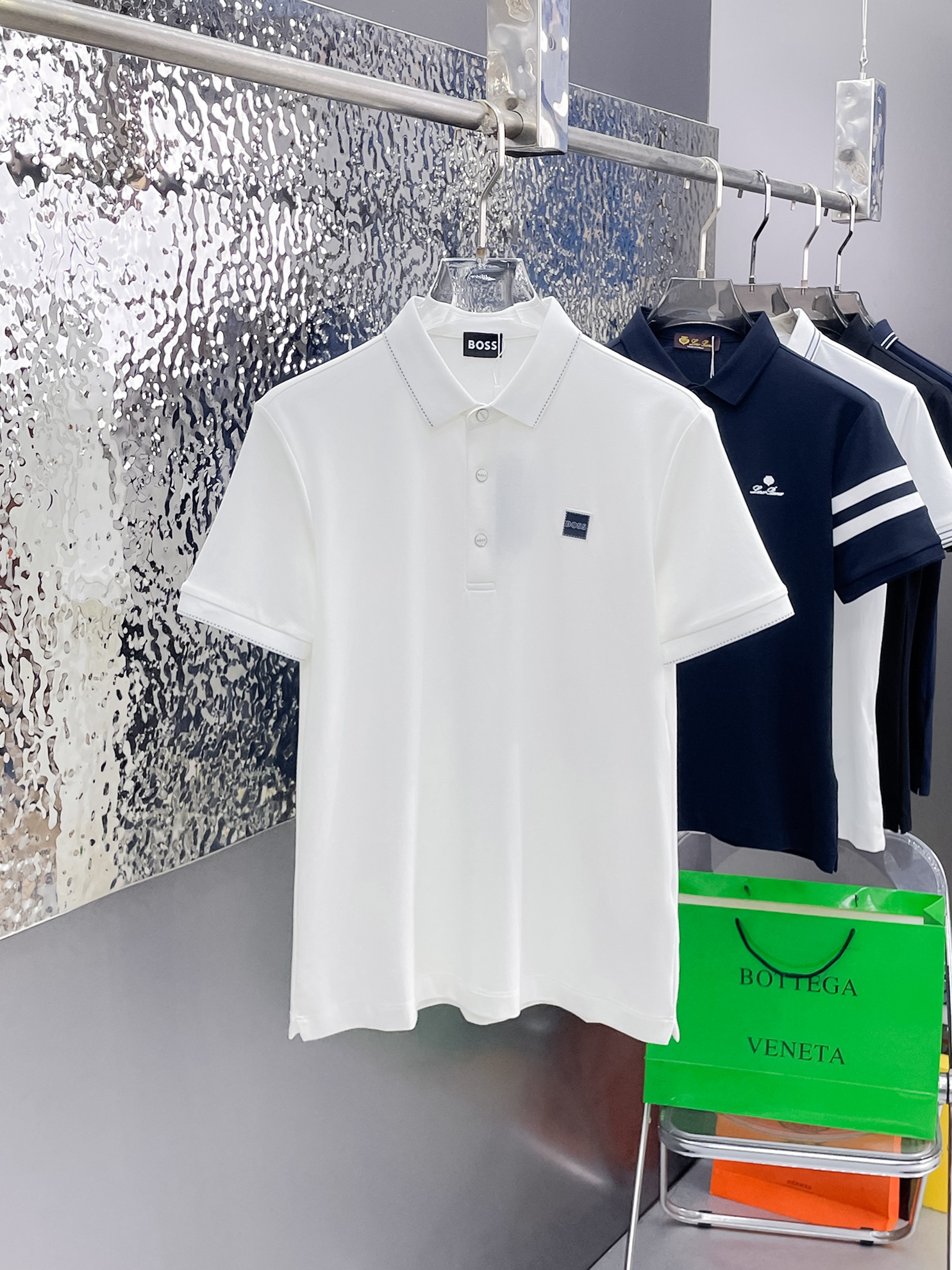 NO:862818,BOSS 2026ss summer new letter logo men's lapel Polo shirt!  Classic business men's style, the ceiling-level business men's style of high-end men's clothing!  Simple and fashionable yet elegant, it looks great when worn alone, and quality control/details control can be taken away with your eyes closed. It is low-key, luxurious and connotative!  The custom-woven mesh pique cotton fabric supplied by the customer is carefully made. The mesh texture is evenly arranged on the surface of the fabric. It has excellent breathability and heat dissipation and perspiration. The upper body comfort is completely better than ordinary single-sided jersey tissue!  The classic brand LOGO on the chest is made with top-notch craftsmanship. The LOGO is three-dimensional, clear and full, and has extraordinary texture. Whether it is worn as an inner layer or worn alone, it is a classic product!  The exquisite tailoring process, every detail is handled very standard and delicately, which cannot be compared with other low-end products on the market. It is a must-have basic and versatile Polo shirt for men!  Available in many colors, sizes M-4xl, up to 50 pounds.,,19860909BOSS 2026ss夏季新款字母logo男士翻领Polo衫！经典商务男款,高端男装的天花板级别的商务男款！简约时尚大气不失优雅,单穿内搭体面过人,品质控/细节控的闭眼带走,低调又奢华有内涵！ 客供定织网眼珠地棉布精心制成,面料表面排列均匀整齐的网眼纹理,透气性和散热排汗性极佳,上身舒适程度完全优于普通单面汗布组织！胸前经典的品牌LOGO标识,采用顶级工艺打造,LOGO立体清晰饱满,质感非凡的特质,无论是内搭还是单穿都是一款经典领域的产品！精妙绝伦的裁剪工艺,每一个细节处理的非常标准细腻,非市面一般LOW货可以媲美的,男士必入基础百搭款Polo衫推荐！ 颜色多颜色 尺码M-4xl,最大穿到斤.,,,Men's clothing