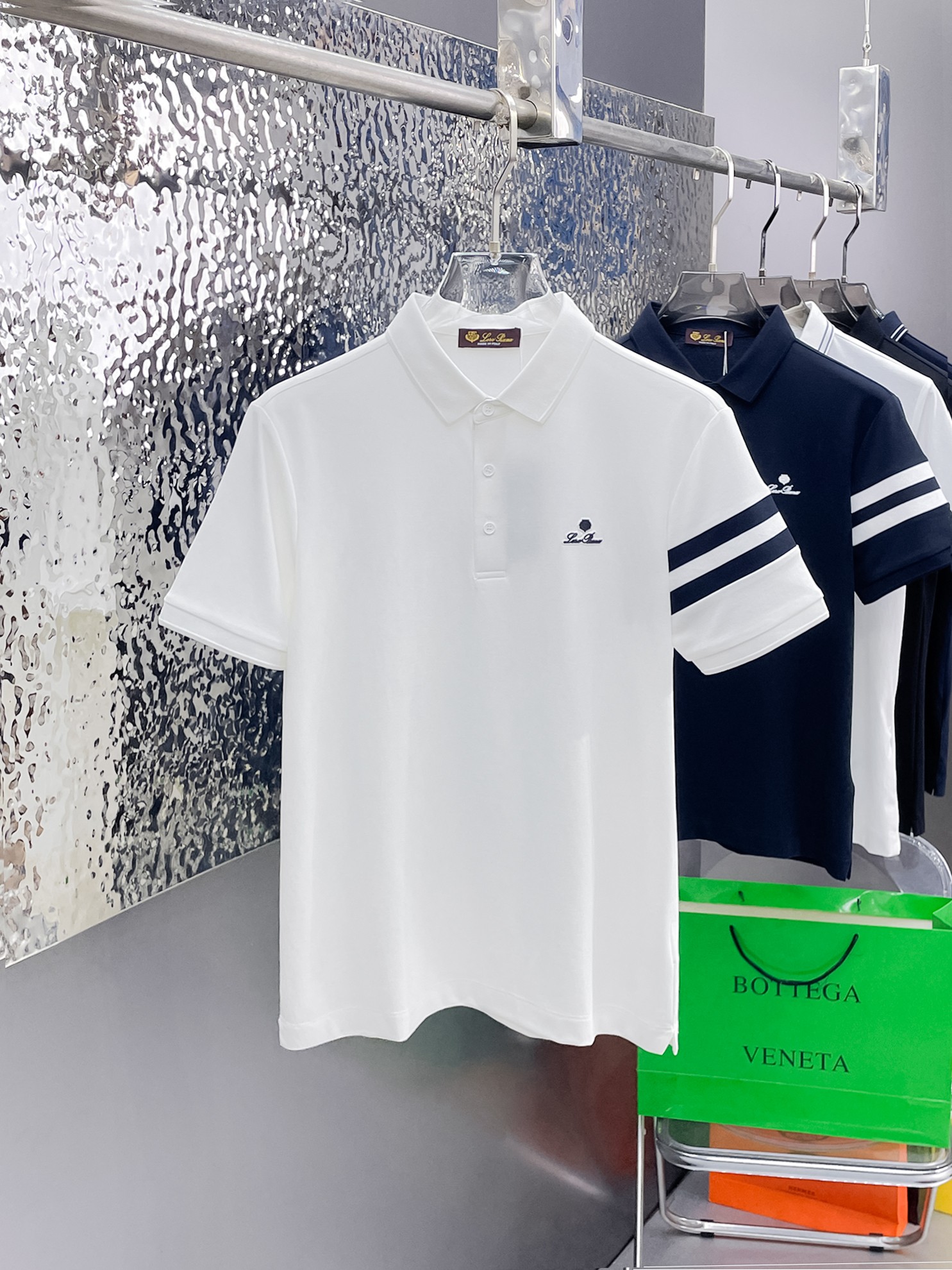 NO:862827,LP 1896ss summer new letter logo men's lapel Polo shirt!  Classic business men's style, the ceiling-level business men's style of high-end men's clothing!  Simple and fashionable yet elegant, it looks great when worn alone, and quality control/details control can be taken away with your eyes closed. It is low-key, luxurious and connotative!  The custom-woven mesh pique cotton fabric supplied by the customer is carefully made. The mesh texture is evenly arranged on the surface of the fabric. It has excellent breathability and heat dissipation and perspiration. The upper body comfort is completely better than ordinary single-sided jersey tissue!  The classic brand LOGO on the chest is made with top-notch craftsmanship. The LOGO is three-dimensional, clear and full, and has extraordinary texture. Whether it is worn as an inner layer or worn alone, it is a classic product!  The exquisite tailoring process, every detail is handled very standard and delicately, which cannot be compared with other low-end products on the market. It is a must-have basic and versatile Polo shirt for men!  Available in many colors, sizes M-4xl, up to 50 pounds.,,loro piana,19860909LP 1896ss夏季新款字母logo男士翻领Polo衫！经典商务男款,高端男装的天花板级别的商务男款！简约时尚大气不失优雅,单穿内搭体面过人,品质控/细节控的闭眼带走,低调又奢华有内涵！ 客供定织网眼珠地棉布精心制成,面料表面排列均匀整齐的网眼纹理,透气性和散热排汗性极佳,上身舒适程度完全优于普通单面汗布组织！胸前经典的品牌LOGO标识,采用顶级工艺打造,LOGO立体清晰饱满,质感非凡的特质,无论是内搭还是单穿都是一款经典领域的产品！精妙绝伦的裁剪工艺,每一个细节处理的非常标准细腻,非市面一般LOW货可以媲美的,男士必入基础百搭款Polo衫推荐！ 颜色多颜色 尺码M-4xl,最大穿到斤.,,loro piana,,Men's clothing