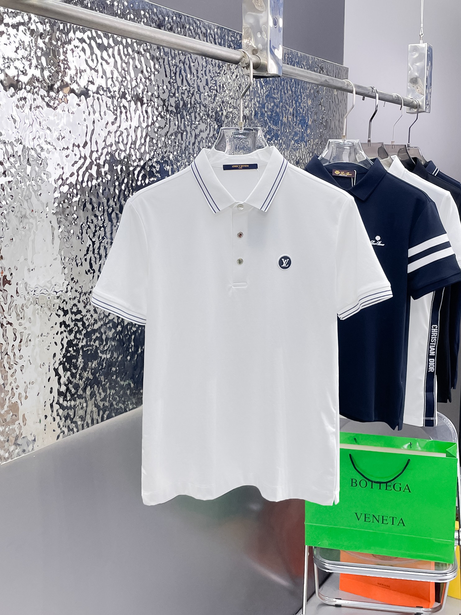 NO:862836,LV 2026ss summer new letter logo men’s lapel Polo shirt!  Classic business men's style, the ceiling-level business men's style of high-end men's clothing!  Simple and fashionable yet elegant, it looks great when worn alone, and quality control/details control can be taken away with your eyes closed. It is low-key, luxurious and connotative!  The custom-woven mesh pique cotton fabric supplied by the customer is carefully made. The mesh texture is evenly arranged on the surface of the fabric. It has excellent breathability and heat dissipation and perspiration. The upper body comfort is completely better than ordinary single-sided jersey tissue!  The classic brand LOGO on the chest is made with top-notch craftsmanship. The LOGO is three-dimensional, clear and full, and has extraordinary texture. Whether it is worn as an inner layer or worn alone, it is a classic product!  The exquisite tailoring process, every detail is handled very standard and delicately, which cannot be compared with other low-end products on the market. It is a must-have basic and versatile Polo shirt for men!  Available in many colors, sizes M-4xl, can be worn up to 210 pounds.,,louis vuitton,19860909LV 2026ss夏季新款字母logo男士翻领Polo衫！经典商务男款,高端男装的天花板级别的商务男款！简约时尚大气不失优雅,单穿内搭体面过人,品质控/细节控的闭眼带走,低调又奢华有内涵！ 客供定织网眼珠地棉布精心制成,面料表面排列均匀整齐的网眼纹理,透气性和散热排汗性极佳,上身舒适程度完全优于普通单面汗布组织！胸前经典的品牌LOGO标识,采用顶级工艺打造,LOGO立体清晰饱满,质感非凡的特质,无论是内搭还是单穿都是一款经典领域的产品！精妙绝伦的裁剪工艺,每一个细节处理的非常标准细腻,非市面一般LOW货可以媲美的,男士必入基础百搭款Polo衫推荐！ 颜色多颜色 尺码M-4xl,最大穿到210斤.,,louis vuitton,,Men's clothing