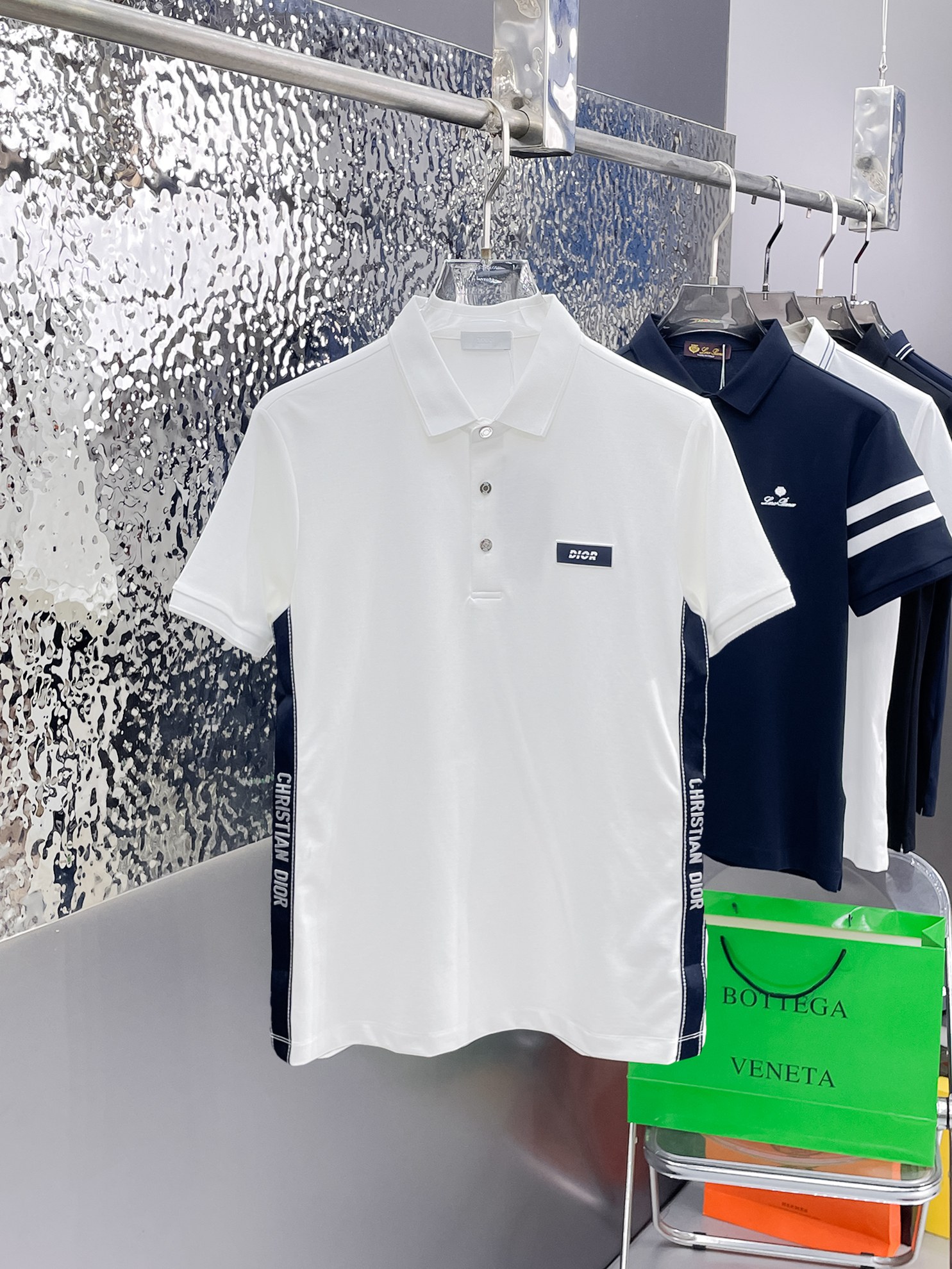 NO:862845,Dior 2026ss summer new letter logo men's lapel Polo shirt!  Classic business men's style, the ceiling-level business men's style of high-end men's clothing!  Simple and fashionable yet elegant, it looks great when worn alone, and quality control/details control can be taken away with your eyes closed. It is low-key, luxurious and connotative!  The custom-woven mesh pique cotton fabric supplied by the customer is carefully made. The mesh texture is evenly arranged on the surface of the fabric. It has excellent breathability and heat dissipation and perspiration. The upper body comfort is completely better than ordinary single-sided jersey tissue!  The classic brand LOGO on the chest is made with top-notch craftsmanship. The LOGO is three-dimensional, clear and full, and has extraordinary texture. Whether it is worn as an inner layer or worn alone, it is a classic product!  The exquisite tailoring process, every detail is handled very standard and delicately, which cannot be compared with other low-end products on the market. It is a must-have basic and versatile Polo shirt for men!  Available in many colors, sizes M-4xl, can be worn up to 210 pounds.,,dior,19860909迪奥 2026ss夏季新款字母logo男士翻领Polo衫！经典商务男款,高端男装的天花板级别的商务男款！简约时尚大气不失优雅,单穿内搭体面过人,品质控/细节控的闭眼带走,低调又奢华有内涵！ 客供定织网眼珠地棉布精心制成,面料表面排列均匀整齐的网眼纹理,透气性和散热排汗性极佳,上身舒适程度完全优于普通单面汗布组织！胸前经典的品牌LOGO标识,采用顶级工艺打造,LOGO立体清晰饱满,质感非凡的特质,无论是内搭还是单穿都是一款经典领域的产品！精妙绝伦的裁剪工艺,每一个细节处理的非常标准细腻,非市面一般LOW货可以媲美的,男士必入基础百搭款Polo衫推荐！ 颜色多颜色 尺码M-4xl,最大穿到210斤.,,dior,,Men's clothing
