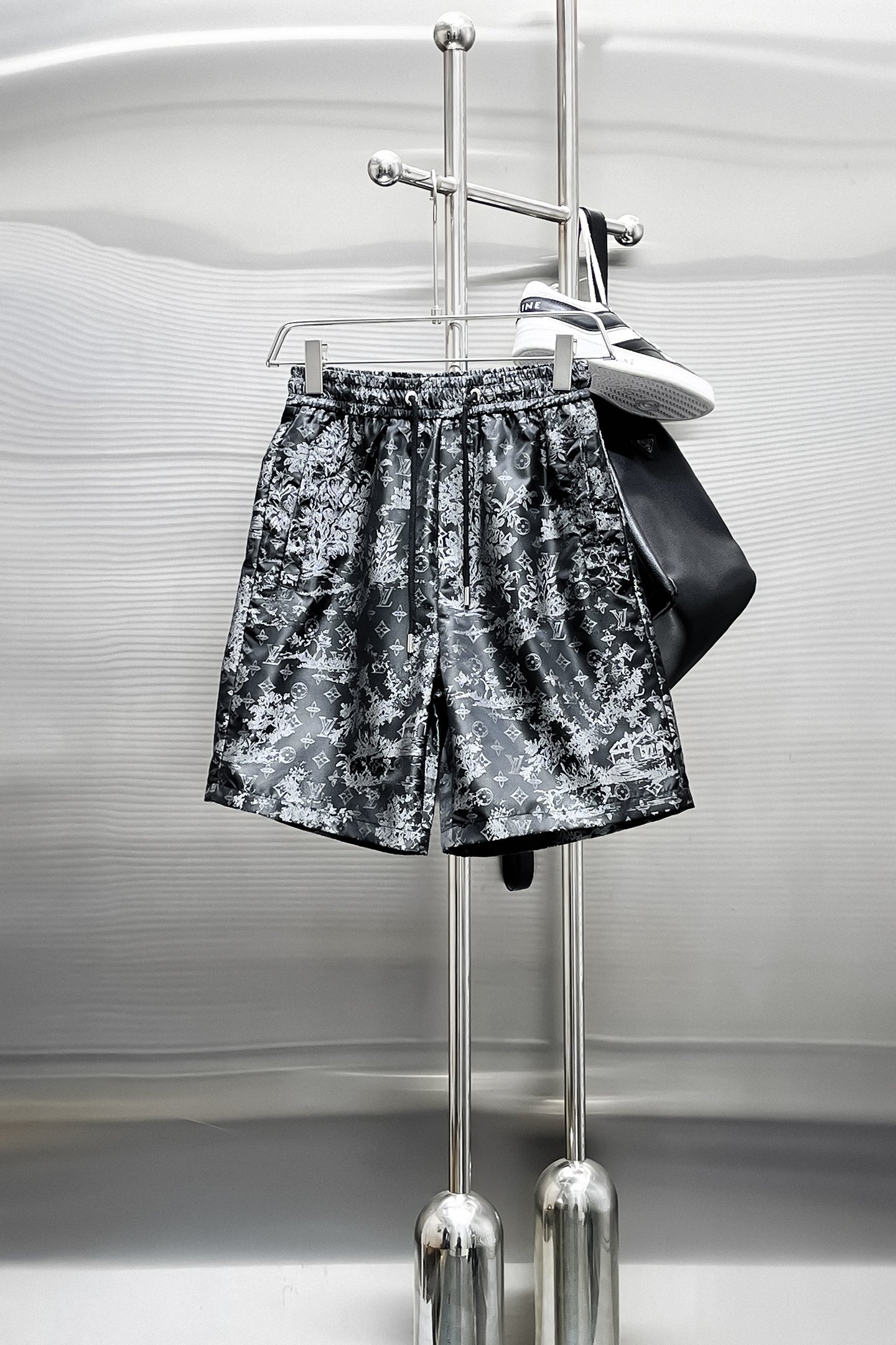 NO:870125,LV 2026ss new summer style, original counter casual shorts, luxury classic brand original LOGO accessories, counter best-selling model, very comfortable to wear, low-key yet luxurious, very classy to wear. Needless to say the trousers style and tailoring, the upper body is exquisite and high-end, first-class and top-quality materials. Really palace-level casual trousers. The cotton of Turkey is of outstanding quality. After heavy washing, the trousers are very soft!  Not picky, the upper body is absolutely stylish and extremely luxurious. Sizes M-3XL.,,louis vuitton,shorts,19860909LV 2026ss夏季新款,原单专柜休闲短裤,奢华经典品牌原版LOGO配饰 专柜热销款 身穿着非常舒适 低调不失奢华 穿出去非常有档次 裤型款式和裁剪亦无需多言 上身精致跃然高档一等一顶级质料 真正殿堂级的休闲裤 选用土耳其的棉花品质卓然,经过重水洗使得裤子很柔软！不挑人 上身绝对的有型 极度奢华. 尺码M-3XL.,,louis vuitton,shorts,,Men's clothing