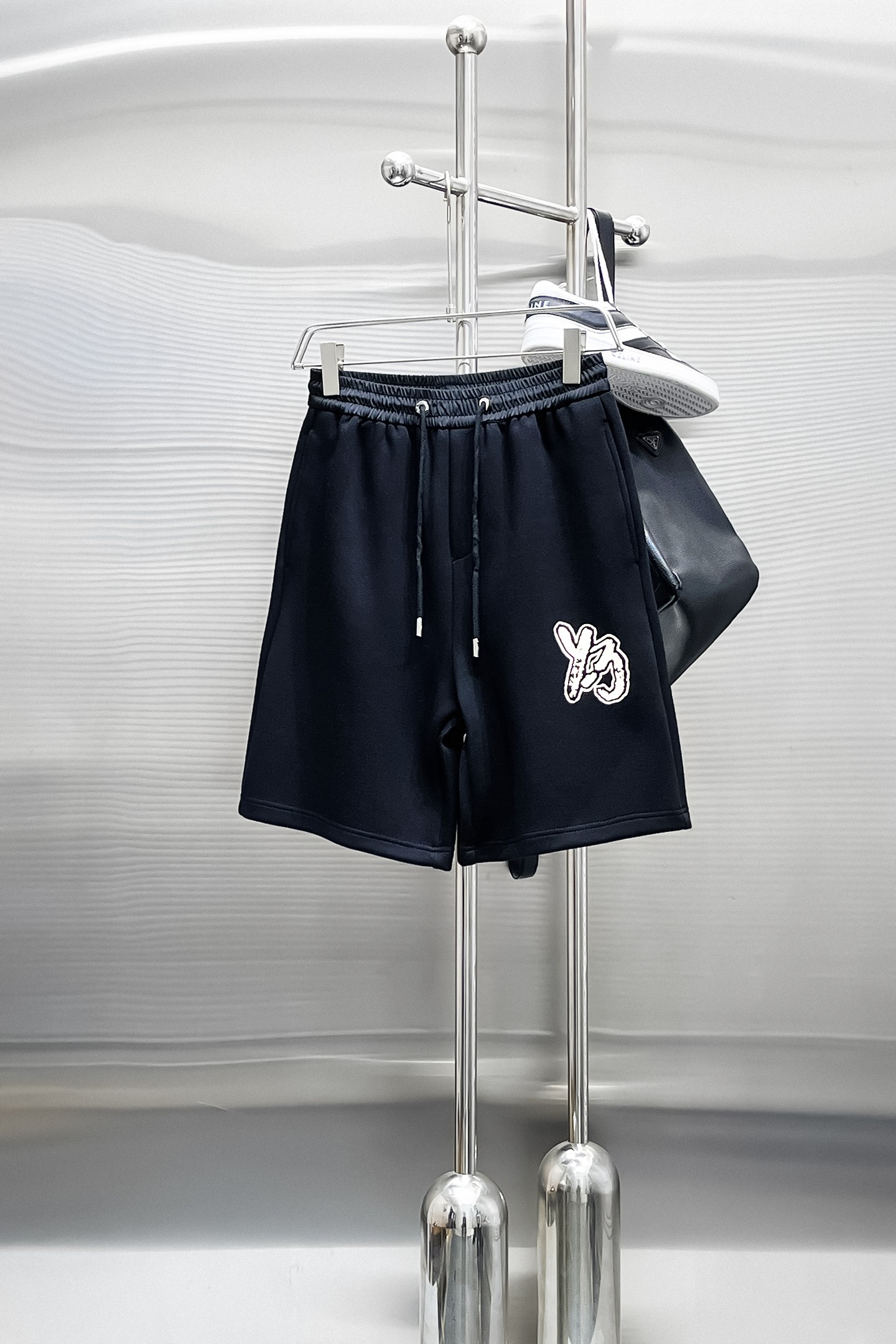 NO:870136,Y3 2026ss new summer style, original counter casual shorts, luxury classic brand original LOGO accessories, counter best-selling model, very comfortable to wear, low-key yet luxurious, very classy to wear. Needless to say the trousers style and tailoring, the upper body is exquisite and high-end, first-class and top-quality materials. Really palace-level casual trousers. The cotton of Turkish quality is selected, and the trousers are very soft after heavy washing!  Not picky, the upper body is absolutely stylish and extremely luxurious. Sizes M-3XL.,,shorts,19860909Y3 2026ss夏季新款,原单专柜休闲短裤,奢华经典品牌原版LOGO配饰 专柜热销款 身穿着非常舒适 低调不失奢华 穿出去非常有档次 裤型款式和裁剪亦无需多言 上身精致跃然高档一等一顶级质料 真正殿堂级的休闲裤 选用土耳其的棉花品质卓然,经过重水洗使得裤子很柔软！不挑人 上身绝对的有型 极度奢华. 尺码M-3XL.,,shorts,,Men's clothing