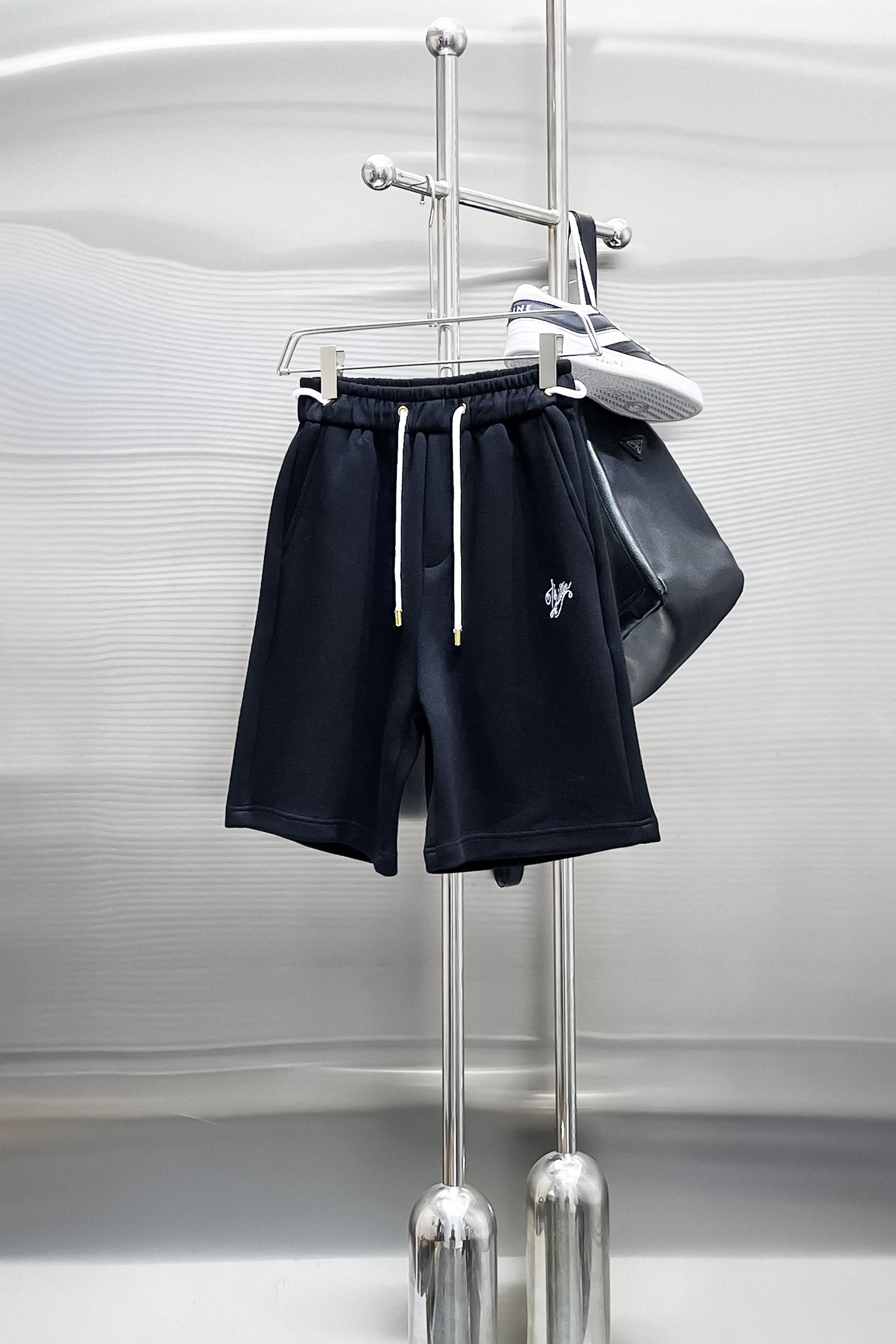 NO:870146,LV 2026ss new summer style, original counter casual shorts, luxury classic brand original LOGO accessories, counter best-selling model, very comfortable to wear, low-key yet luxurious, very classy to wear. Needless to say the trousers style and tailoring, the upper body is exquisite and high-end, first-class and top-quality materials. Really palace-level casual trousers. The cotton of Turkey is of outstanding quality. After heavy washing, the trousers are very soft!  Not picky, the upper body is absolutely stylish and extremely luxurious. Sizes M-3XL.,,louis vuitton,shorts,19860909LV 2026ss夏季新款,原单专柜休闲短裤,奢华经典品牌原版LOGO配饰 专柜热销款 身穿着非常舒适 低调不失奢华 穿出去非常有档次 裤型款式和裁剪亦无需多言 上身精致跃然高档一等一顶级质料 真正殿堂级的休闲裤 选用土耳其的棉花品质卓然,经过重水洗使得裤子很柔软！不挑人 上身绝对的有型 极度奢华. 尺码M-3XL.,,louis vuitton,shorts,,Men's clothing