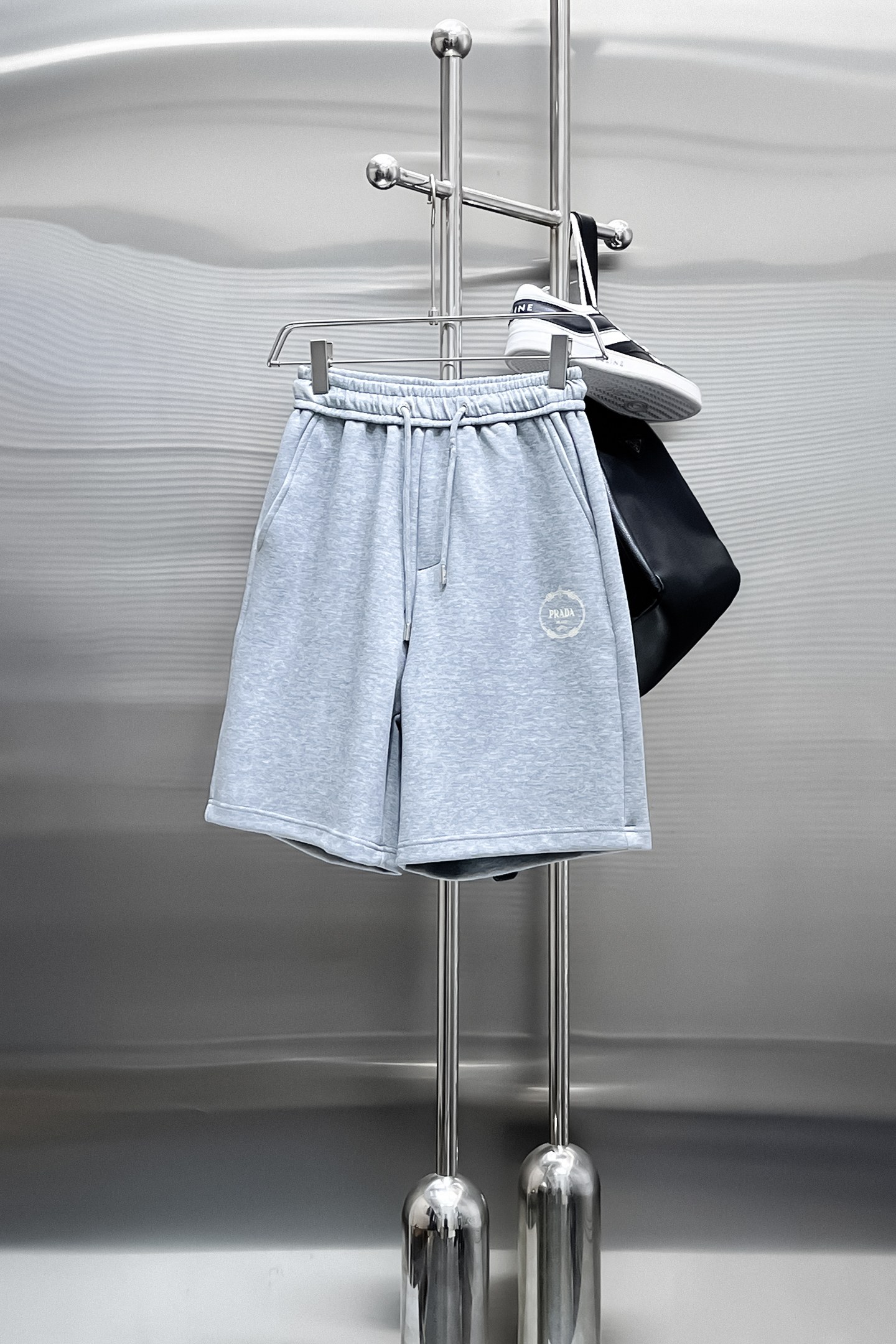 NO:870155,Prada 2026ss new summer style, original counter casual shorts, luxury classic brand original LOGO accessories, counter best-selling model, very comfortable to wear, low-key yet luxurious, very classy to wear. Needless to say, the trousers style and tailoring. The upper body is exquisite and high-end, first-class and top-quality materials. Really palace-level casual trousers. The cotton of Turkish quality is selected, and the trousers are very soft after heavy washing!  Not picky, the upper body is absolutely stylish and extremely luxurious. Sizes M-3XL.,,prada,shorts,19860909普拉达 2026ss夏季新款,原单专柜休闲短裤,奢华经典品牌原版LOGO配饰 专柜热销款 身穿着非常舒适 低调不失奢华 穿出去非常有档次 裤型款式和裁剪亦无需多言 上身精致跃然高档一等一顶级质料 真正殿堂级的休闲裤 选用土耳其的棉花品质卓然,经过重水洗使得裤子很柔软！不挑人 上身绝对的有型 极度奢华. 尺码M-3XL.,,prada,shorts,,Men's clothing