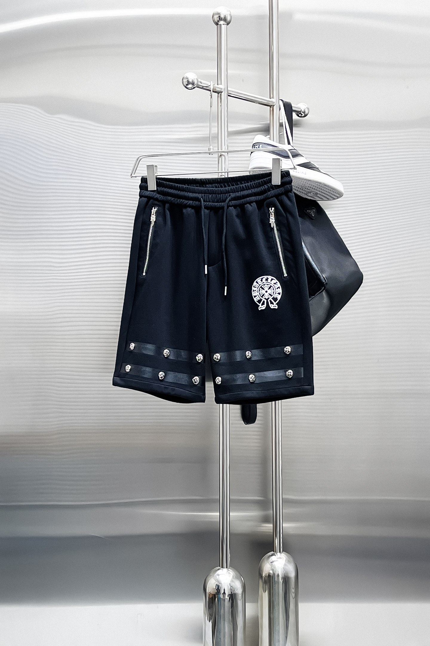 NO:870166,Kroxin 2026ss new summer style, original counter casual shorts, luxury classic brand original LOGO accessories, best-selling counter, very comfortable to wear, low-key yet luxurious, very classy to wear. Needless to say, the trousers style and tailoring. The upper body is exquisite and high-end, first-class and top-quality materials. Really palace-level casual trousers. The cotton of Turkey is of outstanding quality. After heavy washing, the trousers are very soft!  Not picky, the upper body is absolutely stylish and extremely luxurious. Sizes M-3XL.,,chrome hearts,shorts,19860909克罗心 2026ss夏季新款,原单专柜休闲短裤,奢华经典品牌原版LOGO配饰 专柜热销款 身穿着非常舒适 低调不失奢华 穿出去非常有档次 裤型款式和裁剪亦无需多言 上身精致跃然高档一等一顶级质料 真正殿堂级的休闲裤 选用土耳其的棉花品质卓然,经过重水洗使得裤子很柔软！不挑人 上身绝对的有型 极度奢华. 尺码M-3XL.,,chrome hearts,shorts,,Men's clothing