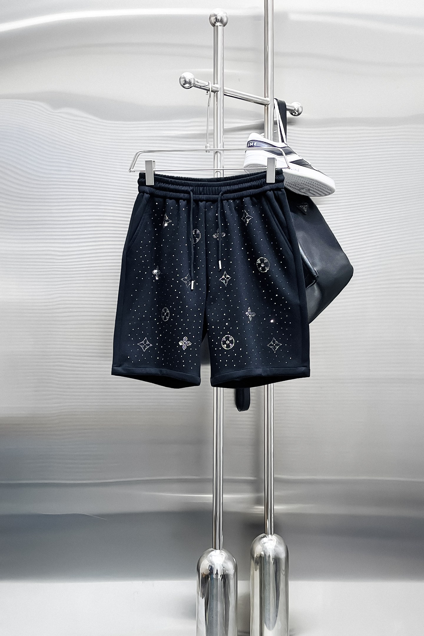 NO:870175,LV 2026ss new summer style, original counter casual shorts, luxury classic brand original LOGO accessories, counter best-selling model, very comfortable to wear, low-key yet luxurious, very classy to wear. Needless to say the trousers style and tailoring, the upper body is exquisite and high-end, first-class and top-quality materials. Really palace-level casual trousers. The cotton of Turkey is of outstanding quality. After heavy washing, the trousers are very soft!  Not picky, the upper body is absolutely stylish and extremely luxurious. Sizes M-3XL.,,louis vuitton,shorts,19860909LV 2026ss夏季新款,原单专柜休闲短裤,奢华经典品牌原版LOGO配饰 专柜热销款 身穿着非常舒适 低调不失奢华 穿出去非常有档次 裤型款式和裁剪亦无需多言 上身精致跃然高档一等一顶级质料 真正殿堂级的休闲裤 选用土耳其的棉花品质卓然,经过重水洗使得裤子很柔软！不挑人 上身绝对的有型 极度奢华. 尺码M-3XL.,,louis vuitton,shorts,,Men's clothing