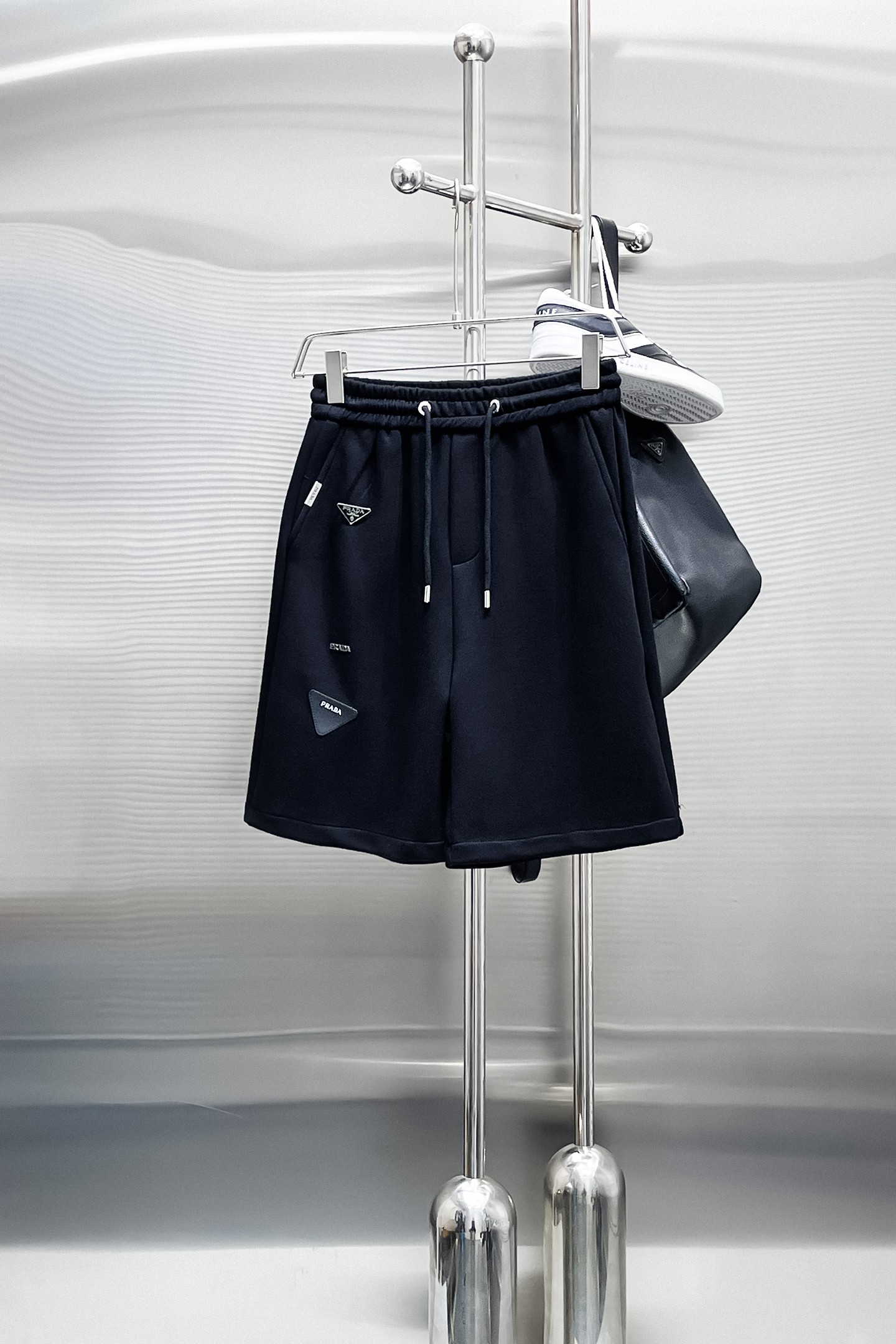 NO:870185,Prada 2026ss new summer style, original counter casual shorts, luxury classic brand original LOGO accessories, counter best-selling model, very comfortable to wear, low-key yet luxurious, very classy to wear. Needless to say, the trousers style and tailoring. The upper body is exquisite and high-end, first-class and top-quality materials. Really palace-level casual trousers. The cotton of Turkish quality is selected, and the trousers are very soft after heavy washing!  Not picky, the upper body is absolutely stylish and extremely luxurious. Sizes M-3XL.,,prada,shorts,19860909普拉达 2026ss夏季新款,原单专柜休闲短裤,奢华经典品牌原版LOGO配饰 专柜热销款 身穿着非常舒适 低调不失奢华 穿出去非常有档次 裤型款式和裁剪亦无需多言 上身精致跃然高档一等一顶级质料 真正殿堂级的休闲裤 选用土耳其的棉花品质卓然,经过重水洗使得裤子很柔软！不挑人 上身绝对的有型 极度奢华. 尺码M-3XL.,,prada,shorts,,Men's clothing