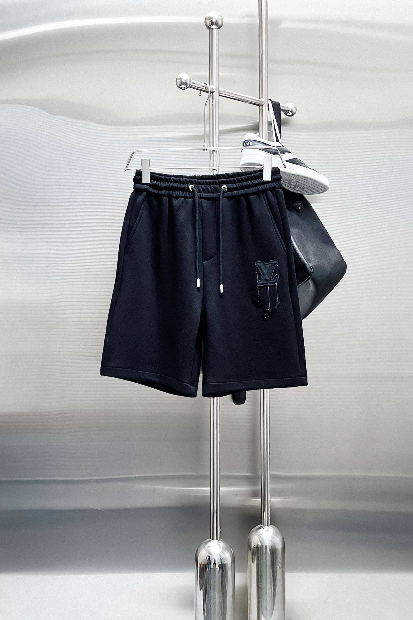 NO:870194,LV 2026ss new summer style, original counter casual shorts, luxury classic brand original LOGO accessories, counter best-selling model, very comfortable to wear, low-key yet luxurious, very classy to wear. Needless to say the trousers style and tailoring, the upper body is exquisite and high-end, first-class and top-quality materials. Really palace-level casual trousers. The cotton of Turkey is of outstanding quality. After heavy washing, the trousers are very soft!  Not picky, the upper body is absolutely stylish and extremely luxurious. Sizes M-3XL.,,louis vuitton,shorts,19860909LV 2026ss夏季新款,原单专柜休闲短裤,奢华经典品牌原版LOGO配饰 专柜热销款 身穿着非常舒适 低调不失奢华 穿出去非常有档次 裤型款式和裁剪亦无需多言 上身精致跃然高档一等一顶级质料 真正殿堂级的休闲裤 选用土耳其的棉花品质卓然,经过重水洗使得裤子很柔软！不挑人 上身绝对的有型 极度奢华. 尺码M-3XL.,,louis vuitton,shorts,,Men's clothing