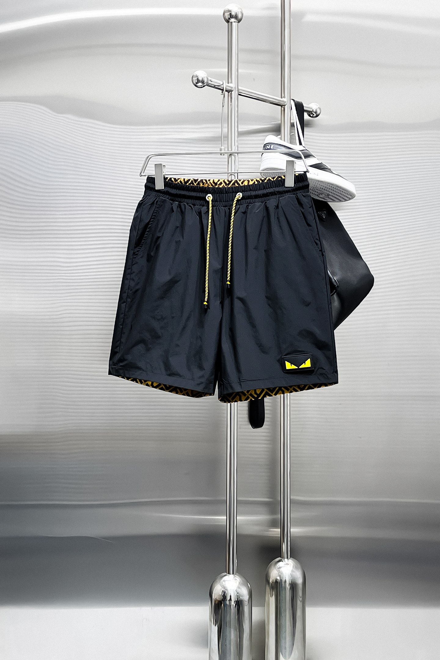 NO:869737,Fendi 2026ss new summer style, original counter casual reversible shorts, luxury classic brand original LOGO accessories, counter best-selling style, very comfortable to wear, low-key yet luxurious, very classy to wear. Needless to say the trousers style and tailoring, the upper body is exquisite and high-end, first-class and top-quality materials. Really palace-level casual trousers. The cotton of Turkish quality is selected, and the trousers are very soft after heavy washing!  Not picky, the upper body is absolutely stylish and extremely luxurious. Sizes M-3XL.,,fendi,shorts,19860909芬迪 2026ss夏季新款,原单专柜休闲双面穿短裤,奢华经典品牌原版LOGO配饰 专柜热销款 身穿着非常舒适 低调不失奢华 穿出去非常有档次 裤型款式和裁剪亦无需多言 上身精致跃然高档一等一顶级质料 真正殿堂级的休闲裤 选用土耳其的棉花品质卓然,经过重水洗使得裤子很柔软！不挑人 上身绝对的有型 极度奢华. 尺码M-3XL.,,fendi,shorts,,Men's clothing