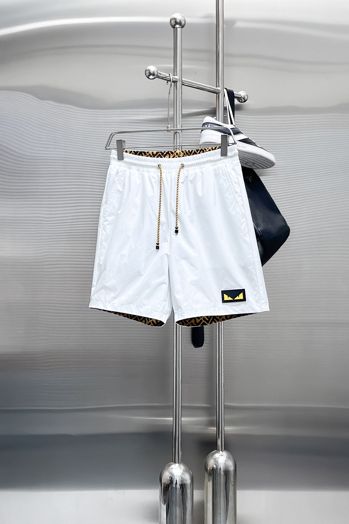 NO:870203,Fendi 2026ss new summer style, original counter casual reversible shorts, luxury classic brand original LOGO accessories, counter best-selling style, very comfortable to wear, low-key yet luxurious, very classy to wear. Needless to say the trousers style and tailoring, the upper body is exquisite and high-end, first-class and top-quality materials. Really palace-level casual trousers. The cotton of Turkish quality is selected, and the trousers are very soft after heavy washing!  Not picky, the upper body is absolutely stylish and extremely luxurious. Sizes M-3XL.,,fendi,shorts,19860909芬迪 2026ss夏季新款,原单专柜休闲双面穿短裤,奢华经典品牌原版LOGO配饰 专柜热销款 身穿着非常舒适 低调不失奢华 穿出去非常有档次 裤型款式和裁剪亦无需多言 上身精致跃然高档一等一顶级质料 真正殿堂级的休闲裤 选用土耳其的棉花品质卓然,经过重水洗使得裤子很柔软！不挑人 上身绝对的有型 极度奢华. 尺码M-3XL.,,fendi,shorts,,Men's clothing