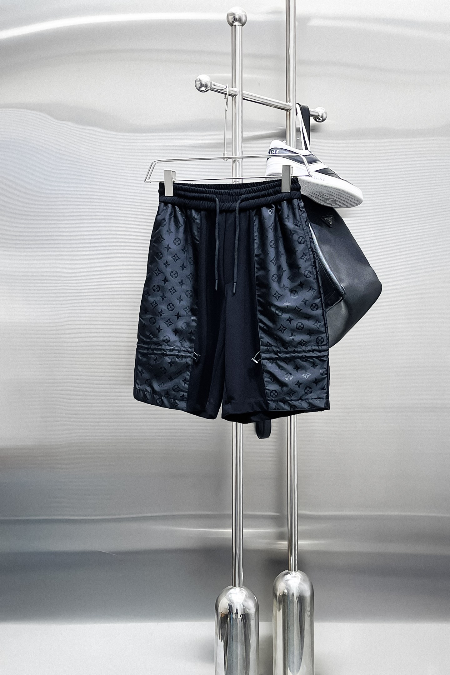 NO:870115,LV 2026ss new summer style, original counter casual shorts, luxury classic brand original LOGO accessories, counter best-selling model, very comfortable to wear, low-key yet luxurious, very classy to wear. Needless to say the trousers style and tailoring, the upper body is exquisite and high-end, first-class and top-quality materials. Really palace-level casual trousers. The cotton of Turkey is of outstanding quality. After heavy washing, the trousers are very soft!  Not picky, the upper body is absolutely stylish and extremely luxurious. Sizes M-3XL.,,louis vuitton,shorts,19860909LV 2026ss夏季新款,原单专柜休闲短裤,奢华经典品牌原版LOGO配饰 专柜热销款 身穿着非常舒适 低调不失奢华 穿出去非常有档次 裤型款式和裁剪亦无需多言 上身精致跃然高档一等一顶级质料 真正殿堂级的休闲裤 选用土耳其的棉花品质卓然,经过重水洗使得裤子很柔软！不挑人 上身绝对的有型 极度奢华. 尺码M-3XL.,,louis vuitton,shorts,,Men's clothing