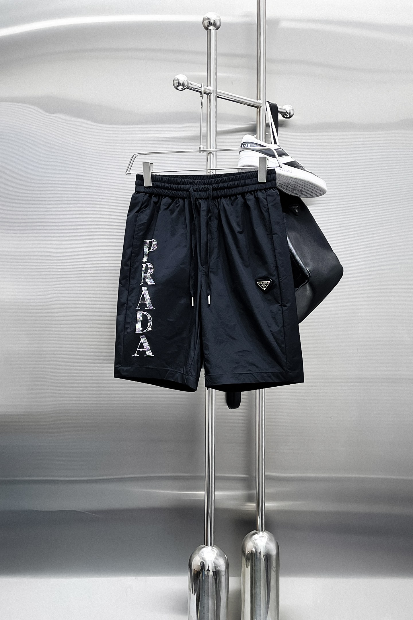 NO:870126,Prada 2026ss new summer style, original counter casual shorts, luxury classic brand original LOGO accessories, counter best-selling model, very comfortable to wear, low-key yet luxurious, very classy to wear. Needless to say, the trousers style and tailoring. The upper body is exquisite and high-end, first-class and top-quality materials. Really palace-level casual trousers. The cotton of Turkish quality is selected, and the trousers are very soft after heavy washing!  Not picky, the upper body is absolutely stylish and extremely luxurious. Sizes M-3XL.,,prada,shorts,19860909普拉达 2026ss夏季新款,原单专柜休闲短裤,奢华经典品牌原版LOGO配饰 专柜热销款 身穿着非常舒适 低调不失奢华 穿出去非常有档次 裤型款式和裁剪亦无需多言 上身精致跃然高档一等一顶级质料 真正殿堂级的休闲裤 选用土耳其的棉花品质卓然,经过重水洗使得裤子很柔软！不挑人 上身绝对的有型 极度奢华. 尺码M-3XL.,,prada,shorts,,Men's clothing