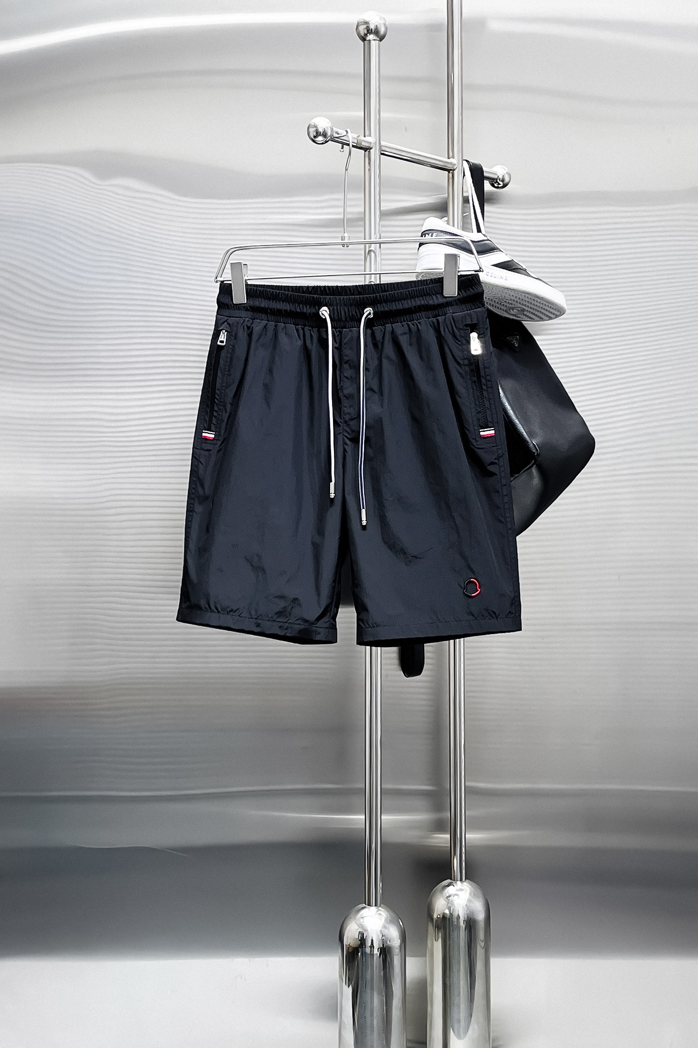 NO:870147,Mengkou 2026ss new summer style, original counter casual shorts, luxury classic brand original LOGO accessories, counter best-selling model, very comfortable to wear, low-key yet luxurious, very classy to wear. Needless to say the trousers style and tailoring, the upper body is exquisite and high-end, first-class and top-quality materials. Really palace-level casual pants. The cotton from Turkey is of outstanding quality. After heavy washing, the pants are very soft!  Not picky, the upper body is absolutely stylish and extremely luxurious. Sizes M-3XL.,,Moncler,shorts,19860909蒙口 2026ss夏季新款,原单专柜休闲短裤,奢华经典品牌原版LOGO配饰 专柜热销款 身穿着非常舒适 低调不失奢华 穿出去非常有档次 裤型款式和裁剪亦无需多言 上身精致跃然高档一等一顶级质料 真正殿堂级的休闲裤 选用土耳其的棉花品质卓然,经过重水洗使得裤子很柔软！不挑人 上身绝对的有型 极度奢华. 尺码M-3XL.,,Moncler,shorts,,Men's clothing