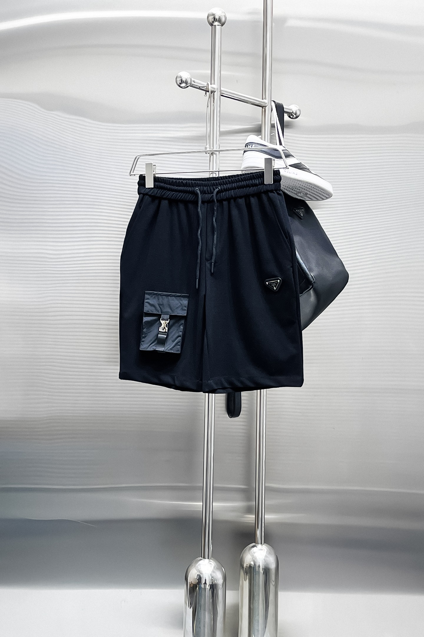 NO:870157,Prada 2026ss new summer style, original counter casual shorts, luxury classic brand original LOGO accessories, counter best-selling model, very comfortable to wear, low-key yet luxurious, very classy to wear. Needless to say, the trousers style and tailoring. The upper body is exquisite and high-end, first-class and top-quality materials. Really palace-level casual trousers. The cotton of Turkish quality is selected, and the trousers are very soft after heavy washing!  Not picky, the upper body is absolutely stylish and extremely luxurious. Sizes M-3XL.,,prada,shorts,19860909普拉达 2026ss夏季新款,原单专柜休闲短裤,奢华经典品牌原版LOGO配饰 专柜热销款 身穿着非常舒适 低调不失奢华 穿出去非常有档次 裤型款式和裁剪亦无需多言 上身精致跃然高档一等一顶级质料 真正殿堂级的休闲裤 选用土耳其的棉花品质卓然,经过重水洗使得裤子很柔软！不挑人 上身绝对的有型 极度奢华. 尺码M-3XL.,,prada,shorts,,Men's clothing