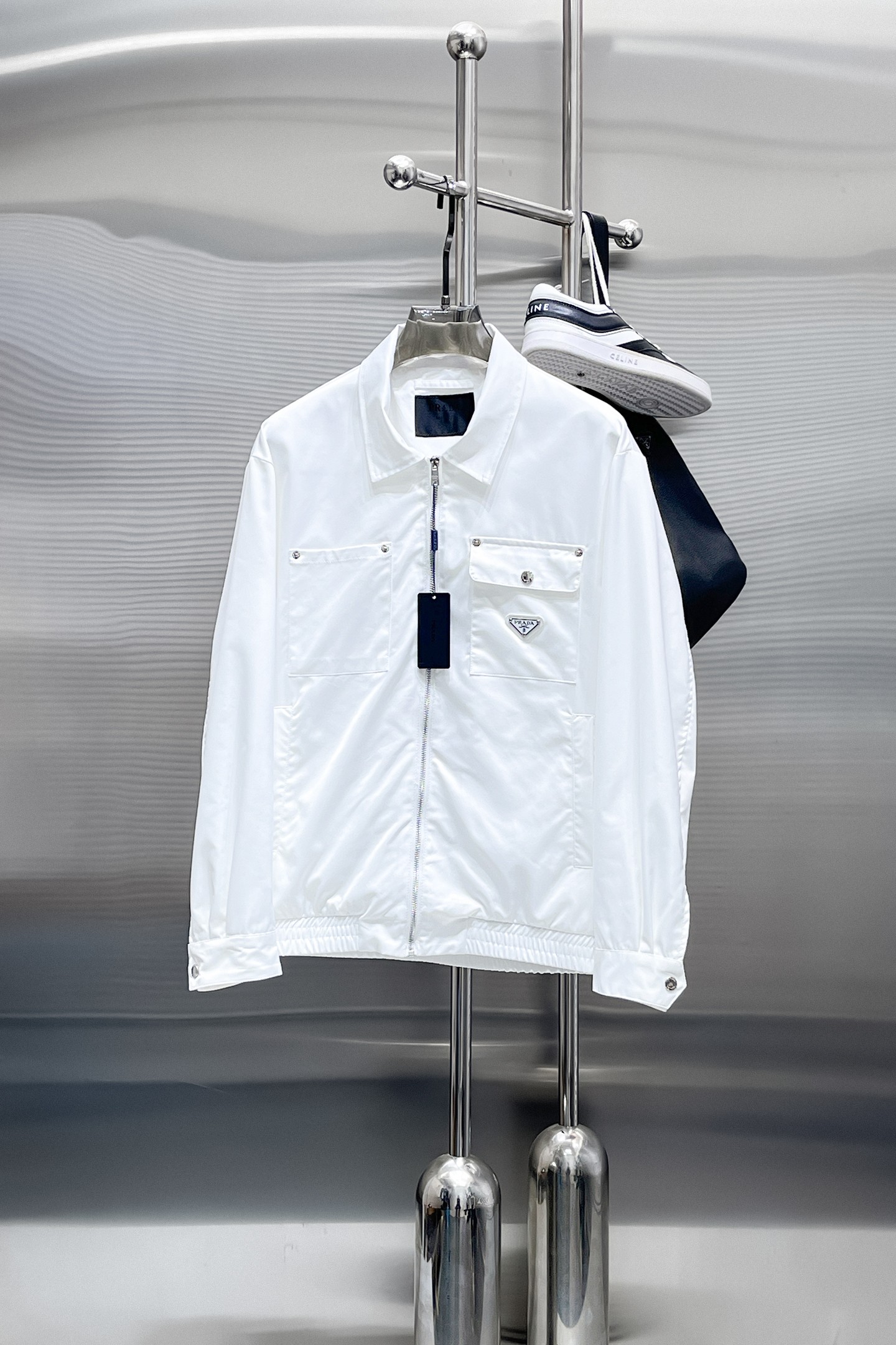 NO:876747,The same model from the Prada official website, complete with three labels, sold in advance. 2026ss new spring men's jacket, high-end version with complete three labels from the original order. Custom-made fabrics at the counter. Highly breathable and comfortable, impeccable details, brand element design concept, reflecting high quality. Delicate and soft feel. Casual tailoring, excellent upper body shape. Size M～3XL, maximum wearing capacity is 195 catties., prada, jackets & coats, jackets & coats,19860909普拉达官网同款,三标齐全,提前发售 2026ss开春新款男士夹克外套,原单三标齐全高端版本 专柜定制面料 透气舒适度高,细节无可挑剔,品牌元素设计理念,体现高品质.手感细腻柔软 呈现休闲裁剪,上身版型超赞 码数M～3XL,最大穿195斤,,prada,jackets & coats,jackets & coats,,Men's clothing