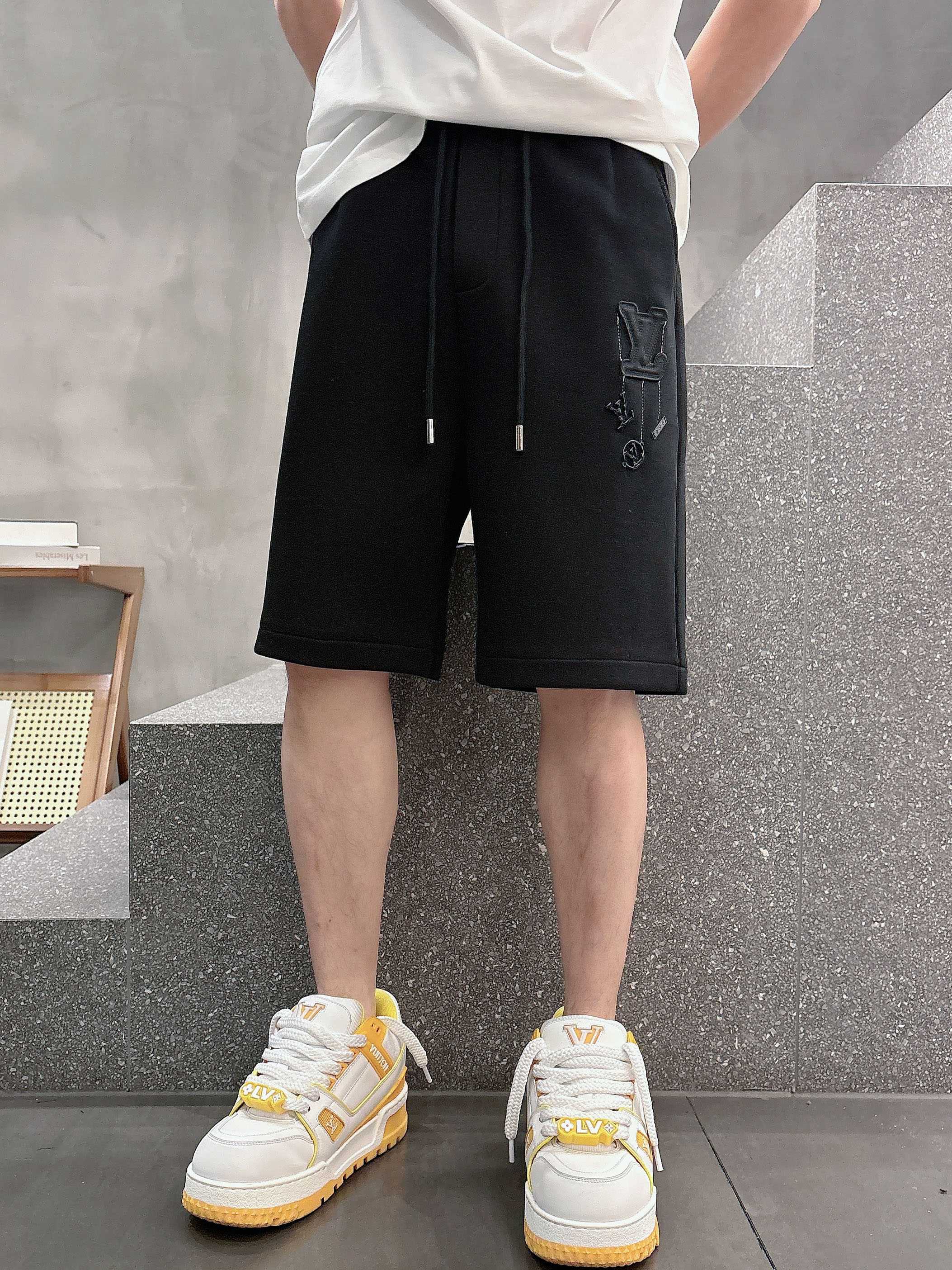 NO:446478,The LV three-standard new 2025 summer casual shorts, high-end custom fabric breathable fabric, extremely breathable, elastic and comfortable, impeccable details, top-level auxiliary materials, original logo design concept, delicate and soft feel!  The upper body style is excellent!  Size M-XXXL order to report height and weight, louis vuitton, shorts, alexander wang19860909LV三标齐全 2025夏季新款男士休闲短裤,高级定制面料透气面料 透气弹力舒适度极高,细节无可挑剔,顶级辅料配备,原版logo设计理念,手感细腻柔软！上身版型超赞！尺码M-XXXL下单报身高体重,,louis vuitton,shorts,alexander wang,Men's clothing