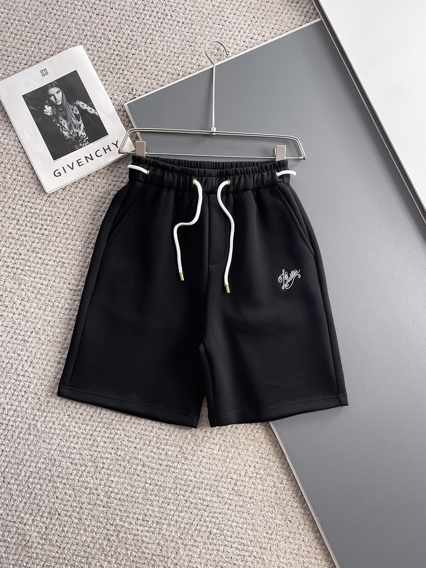NO:932018,LV three-standard complete 2026 new summer men's casual shorts, advanced custom-made breathable fabrics, extremely breathable, elastic and comfortable, impeccable details, top-grade accessories, original logo design concept, delicate and soft feel!  The upper body shape is awesome!  Sizes M-XXXL, please state your height and weight when ordering,,louis vuitton,shorts,19860909LV三标齐全 2026夏季新款男士休闲短裤,高级定制面料透气面料 透气弹力舒适度极高,细节无可挑剔,顶级辅料配备,原版logo设计理念,手感细腻柔软！上身版型超赞！尺码M-XXXL下单报身高体重,,louis vuitton,shorts,,Men's clothing