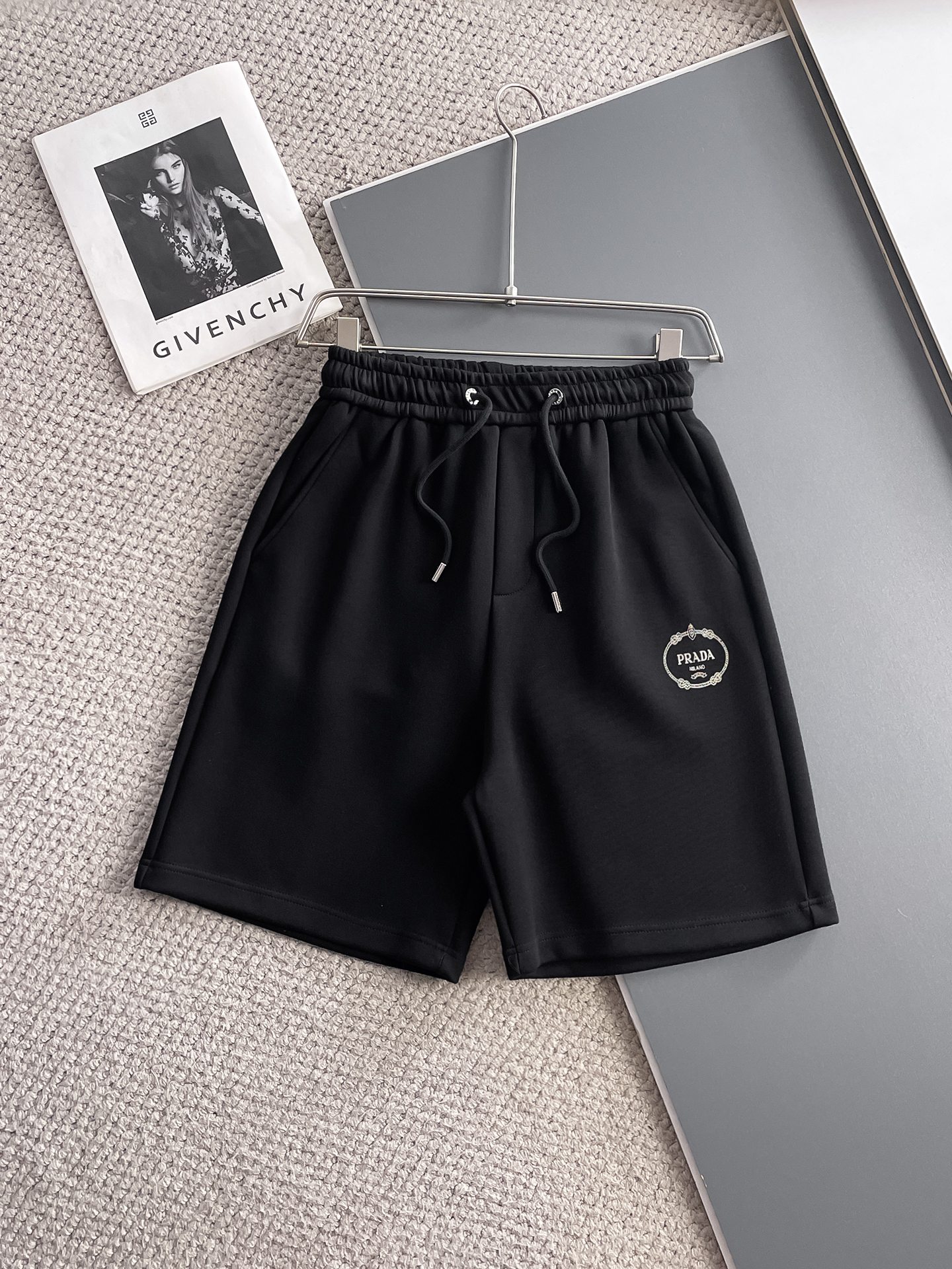 NO:932022,Prada's three-standard complete 2026 summer new men's casual shorts, advanced custom-made breathable fabrics, extremely breathable, elastic and comfortable, impeccable details, top-grade accessories, original logo design concept, delicate and soft feel!  The upper body shape is awesome!  Sizes M-XXXL, please state your height and weight when ordering, prada, shorts,19860909普拉达三标齐全 2026夏季新款男士休闲短裤,高级定制面料透气面料 透气弹力舒适度极高,细节无可挑剔,顶级辅料配备,原版logo设计理念,手感细腻柔软！上身版型超赞！尺码M-XXXL下单报身高体重,,prada,shorts,,Men's clothing